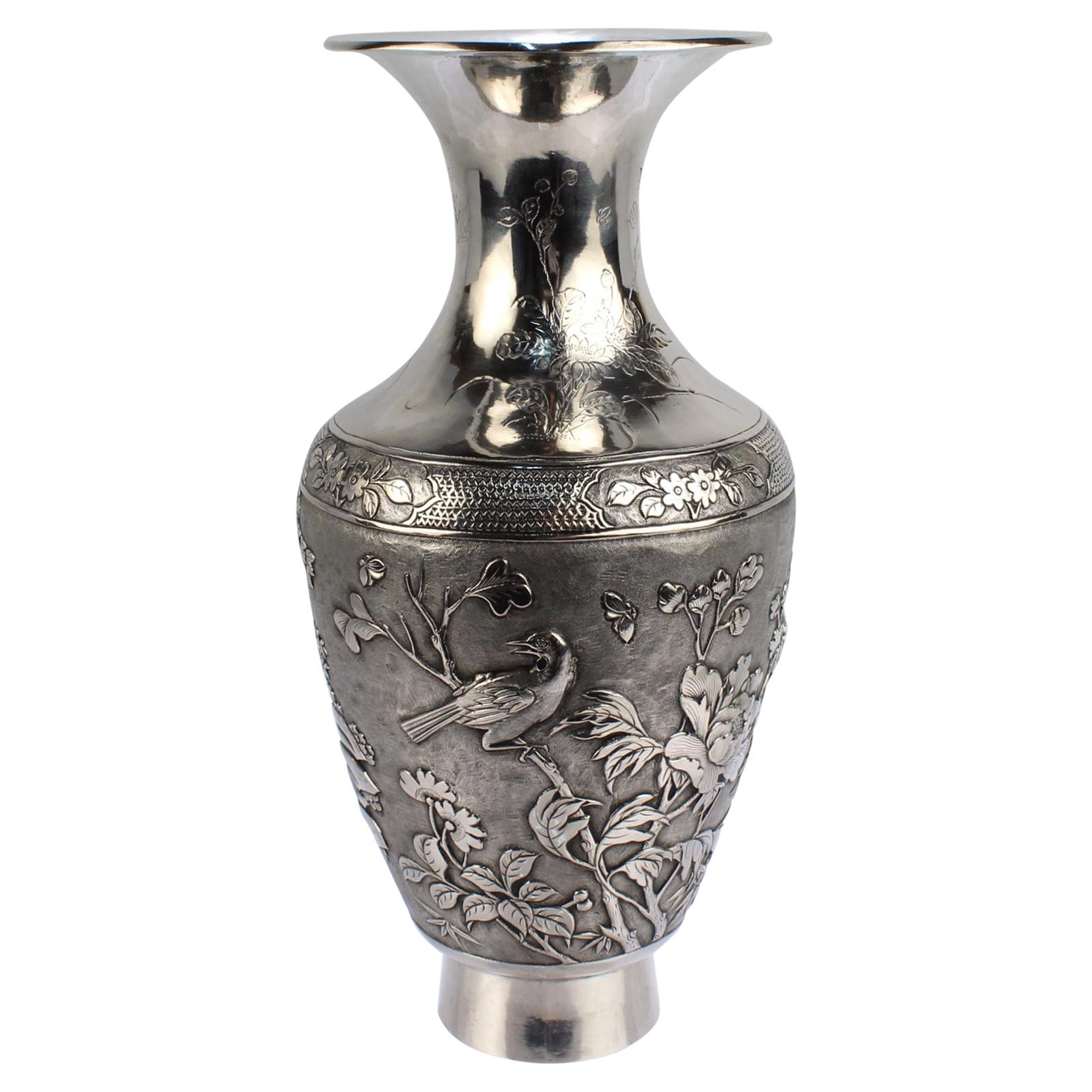 Vase ancien en argent sterling d'exportation chinoise signé avec paysage et personnages en vente