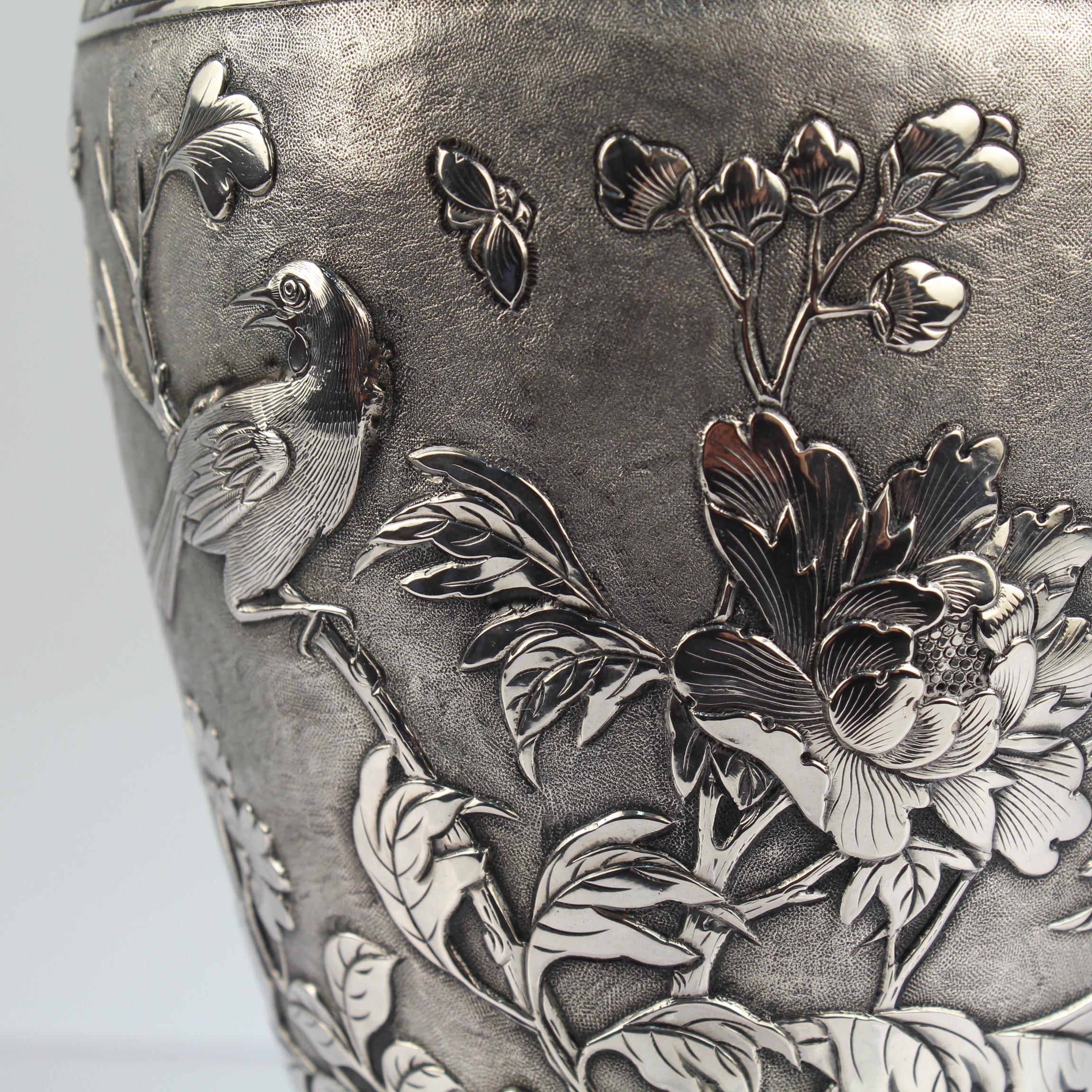 Vase ancien en argent sterling d'exportation chinoise signé avec paysage et personnages en vente 8