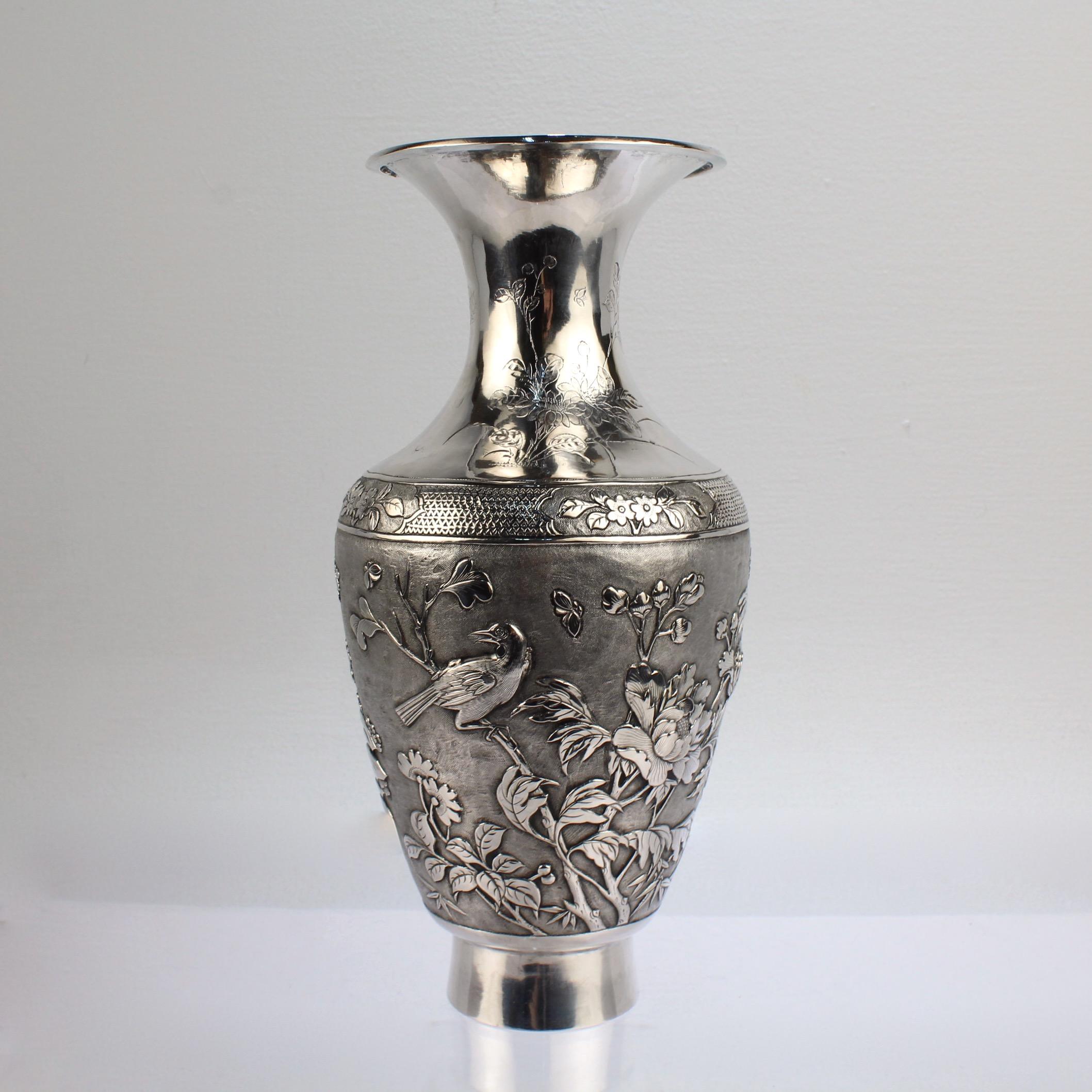 Un beau vase antique d'exportation chinoise en argent massif.

Avec des figures repoussées en relief, des feuillages et des nuages ainsi qu'un décor gravé.

Signé à la base avec des caractères chinois (peut-être pour Hongyu et Shanghai).

Tout