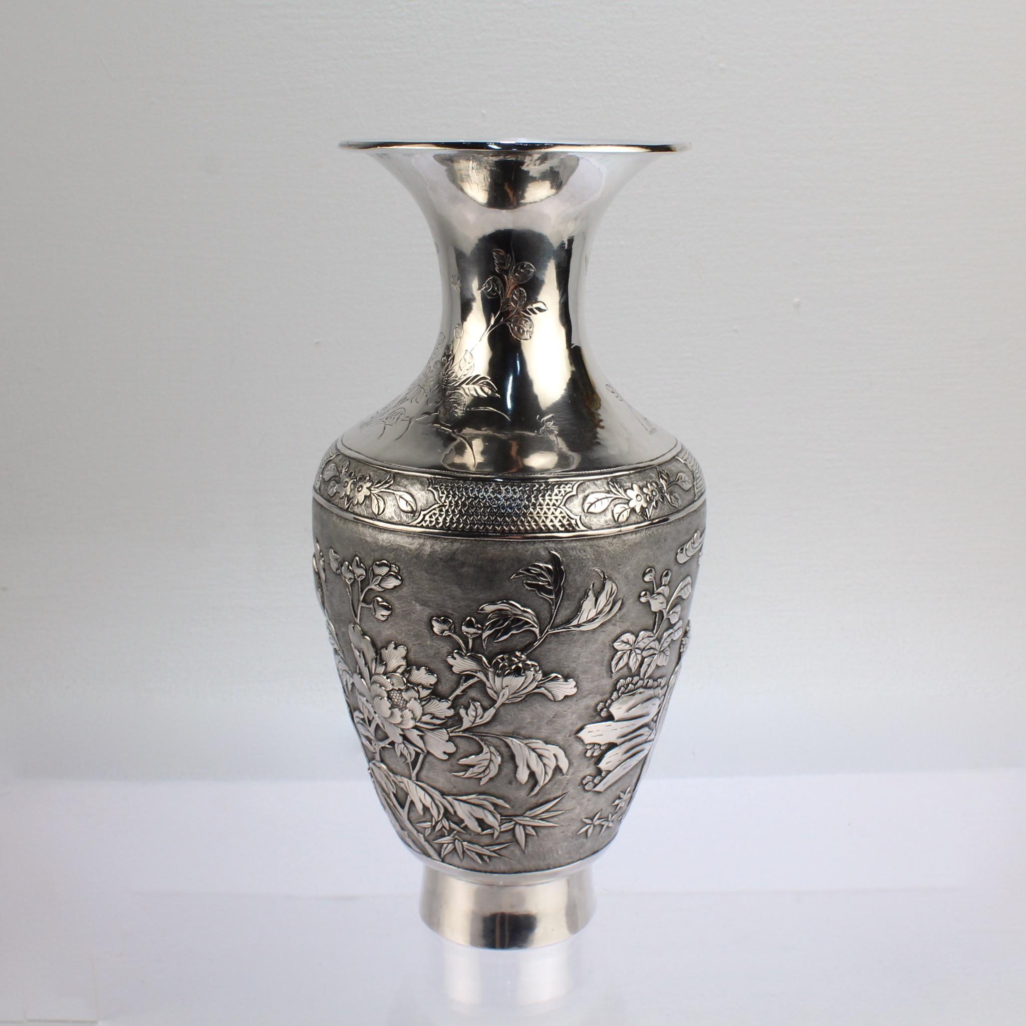Antike signierte chinesische Export-Vase aus Sterlingsilber mit Landschaft und Figuren im Zustand „Gut“ im Angebot in Philadelphia, PA