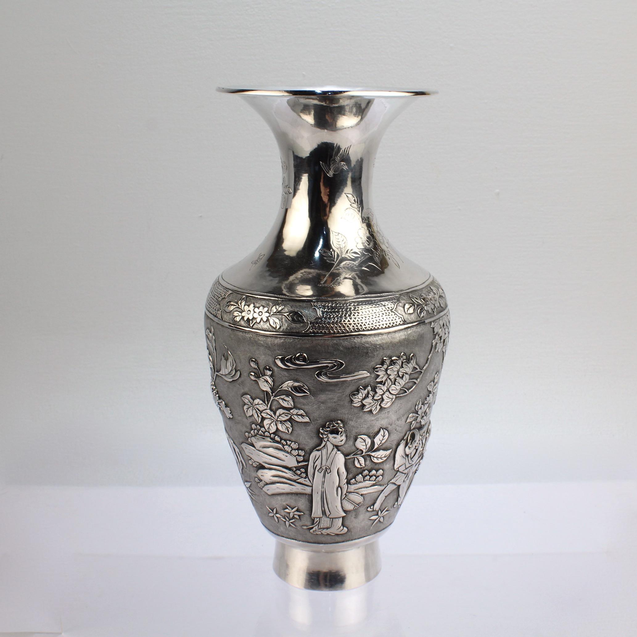 Vase ancien en argent sterling d'exportation chinoise signé avec paysage et personnages Unisexe en vente