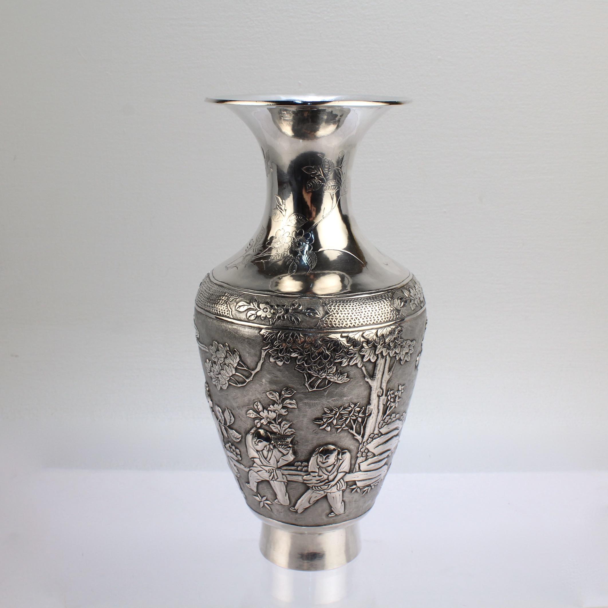 Antike signierte chinesische Export-Vase aus Sterlingsilber mit Landschaft und Figuren im Angebot 1