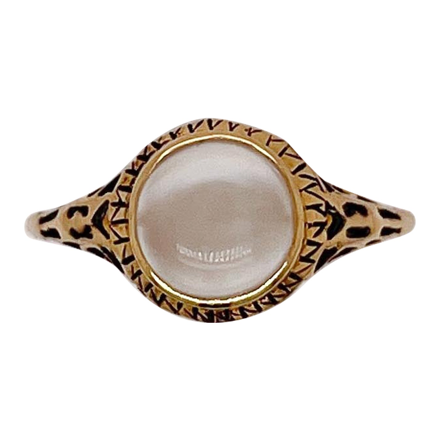 Anillo tipo sello con cabujón de piedra lunar y filigrana de oro de 14 quilates, firmado por un antiguo eduardiano