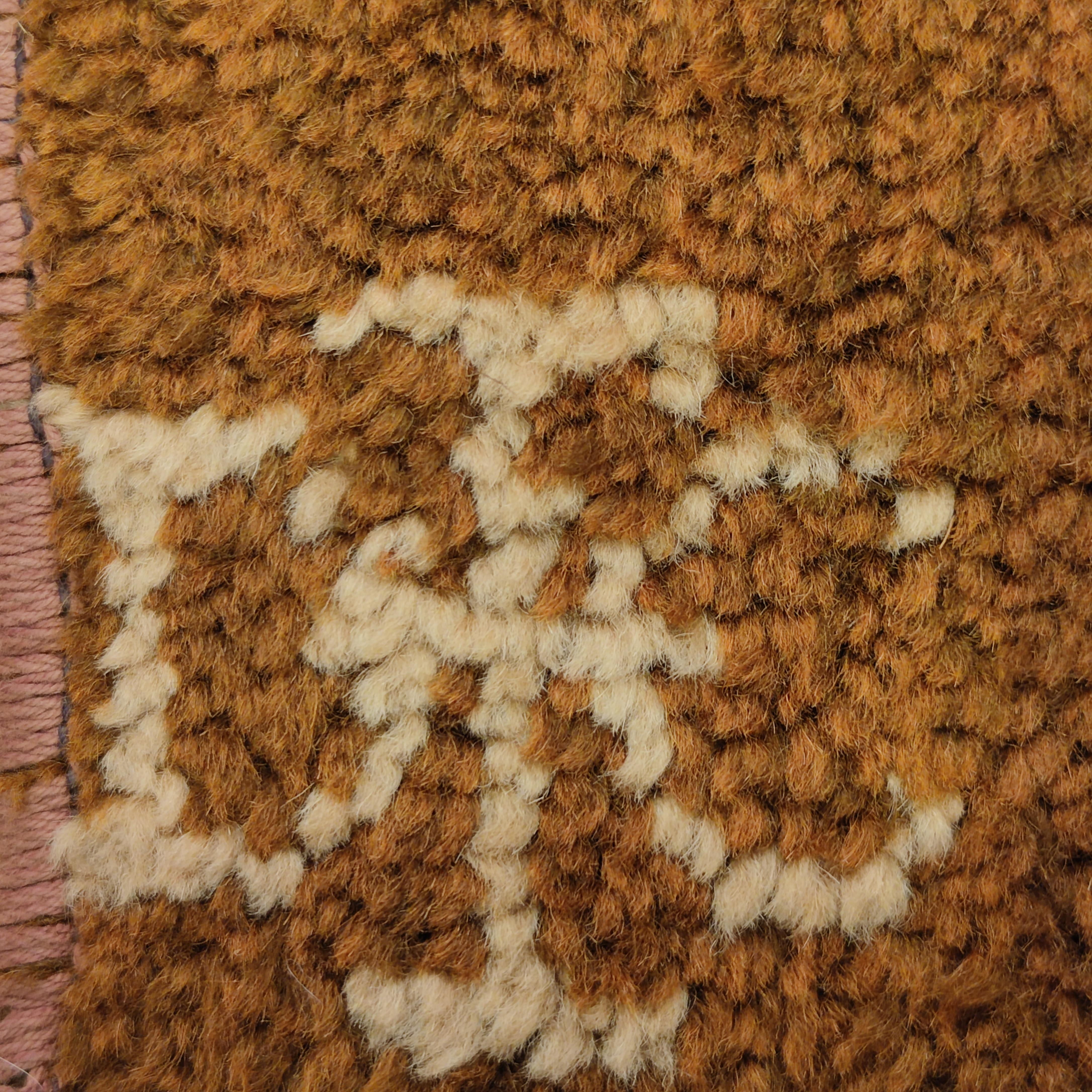 Un rare tapis Art Déco français ancien, signé DTC, avec un motif horizontal spéculaire composé de compartiments monochromes commençant en ivoire et finissant en brun foncé, avec des contours allant de lignes simples à des motifs en zigzag. La