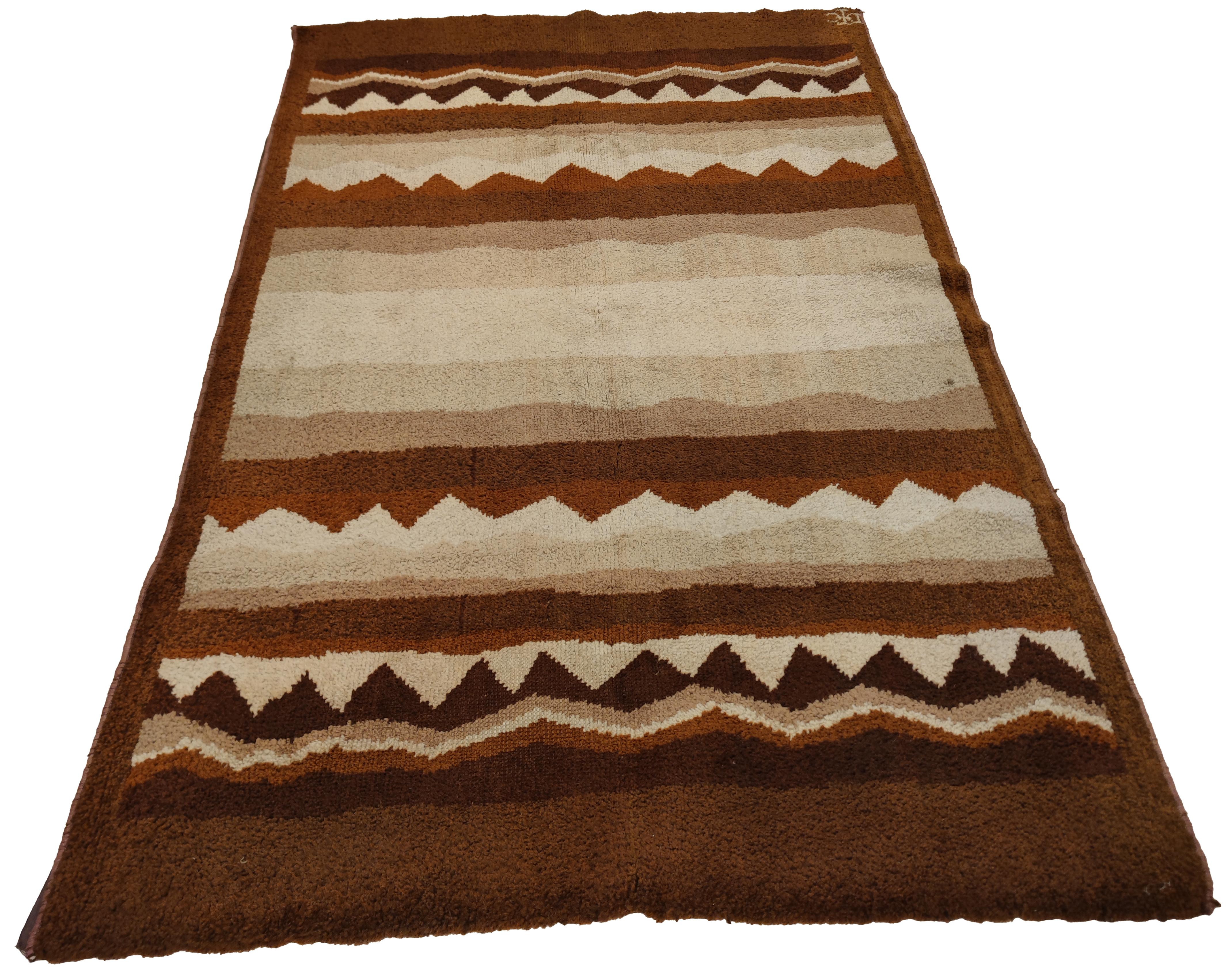 Antique Signed French Art Deco Rug with Earth Tones In Good Condition For Sale In Milan, IT