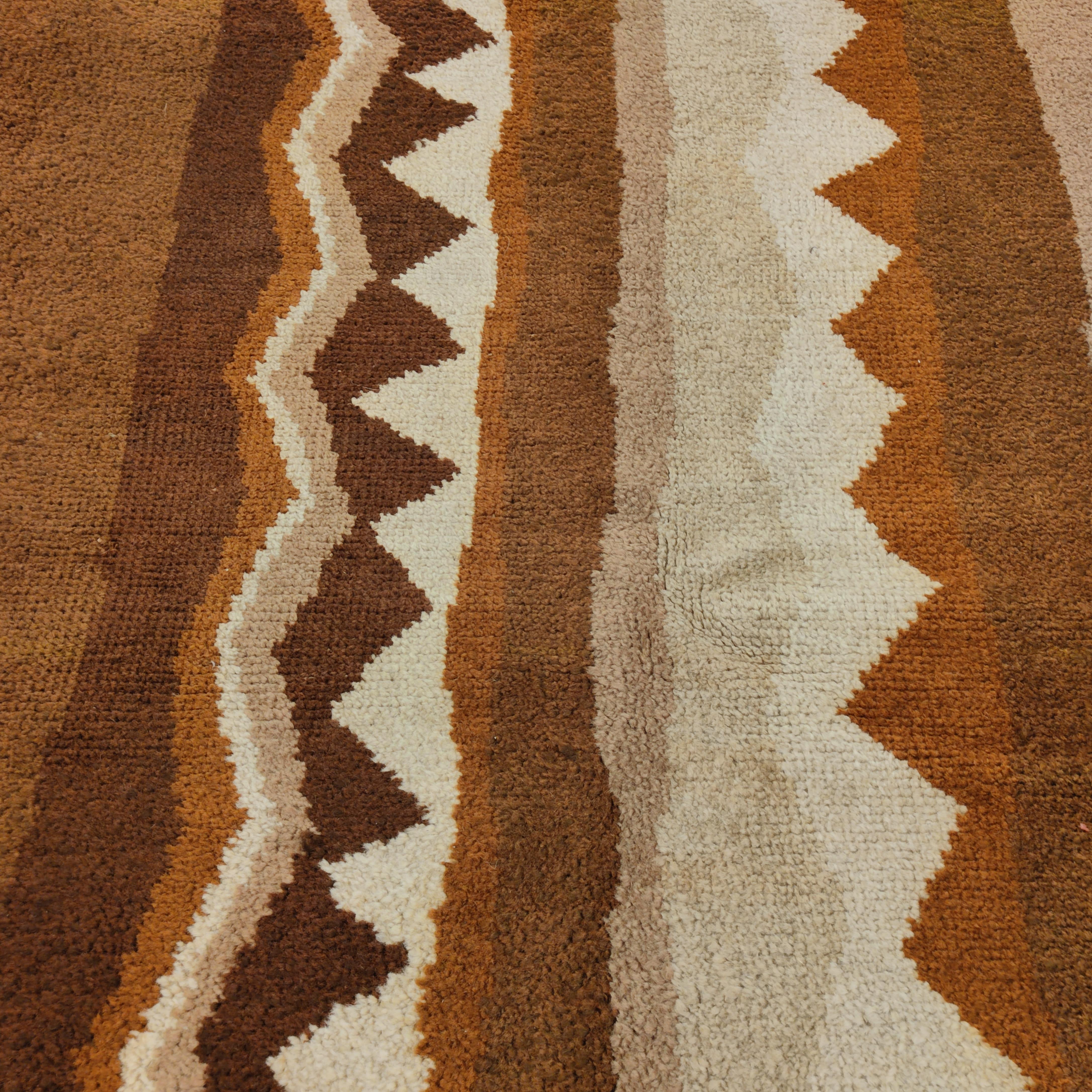 Milieu du XXe siècle Tapis Art Déco français ancien signé avec des tons terreux en vente