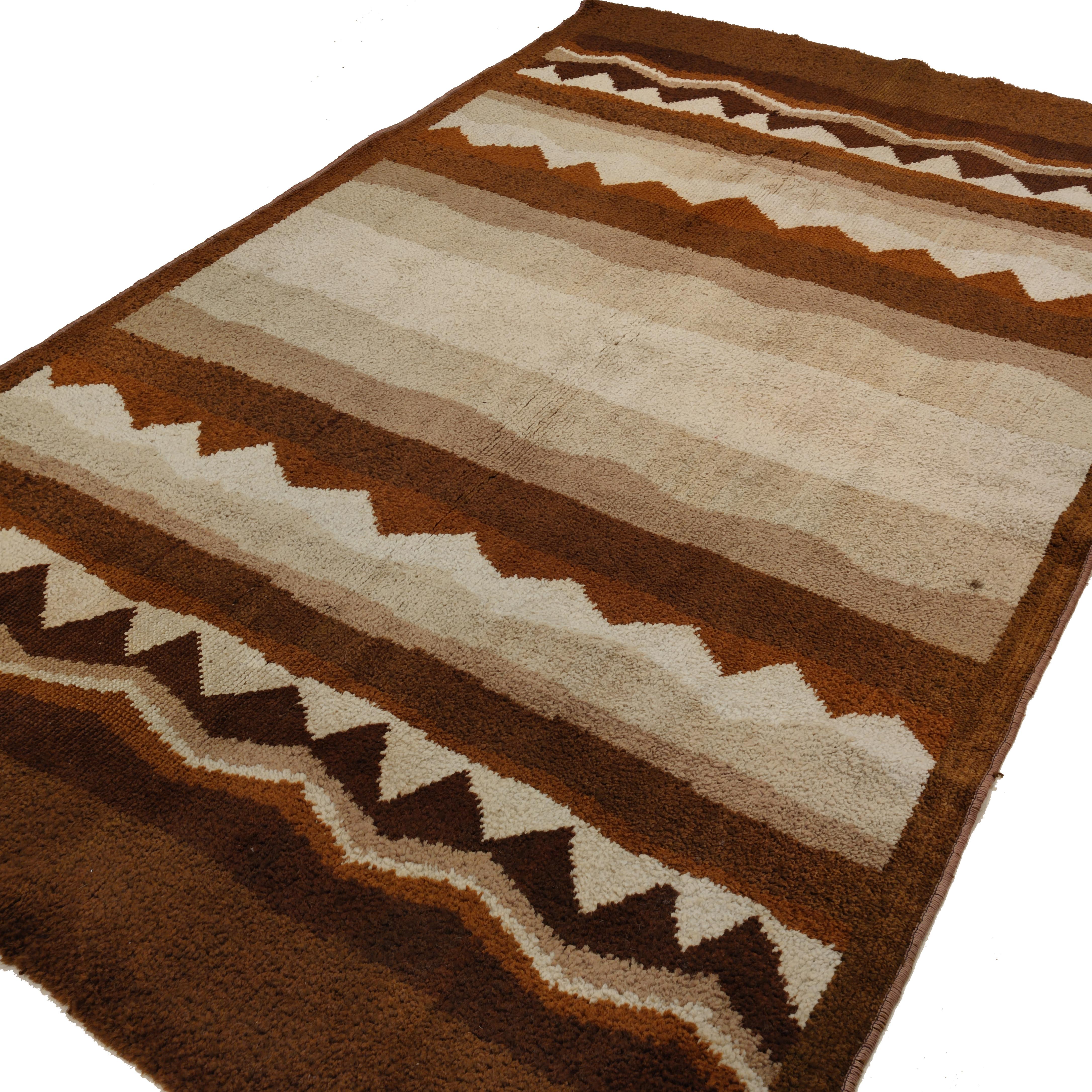Tapis Art Déco français ancien signé avec des tons terreux en vente 1