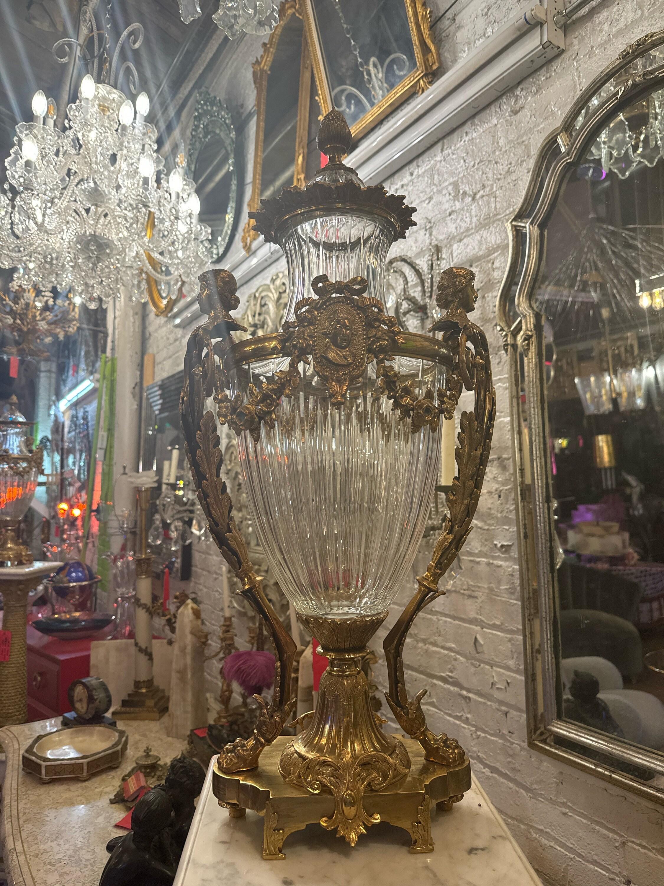 Paire d'urnes anciennes signées françaises en bronze doré et cristal de Baccarat taillé en diamant en vente 2