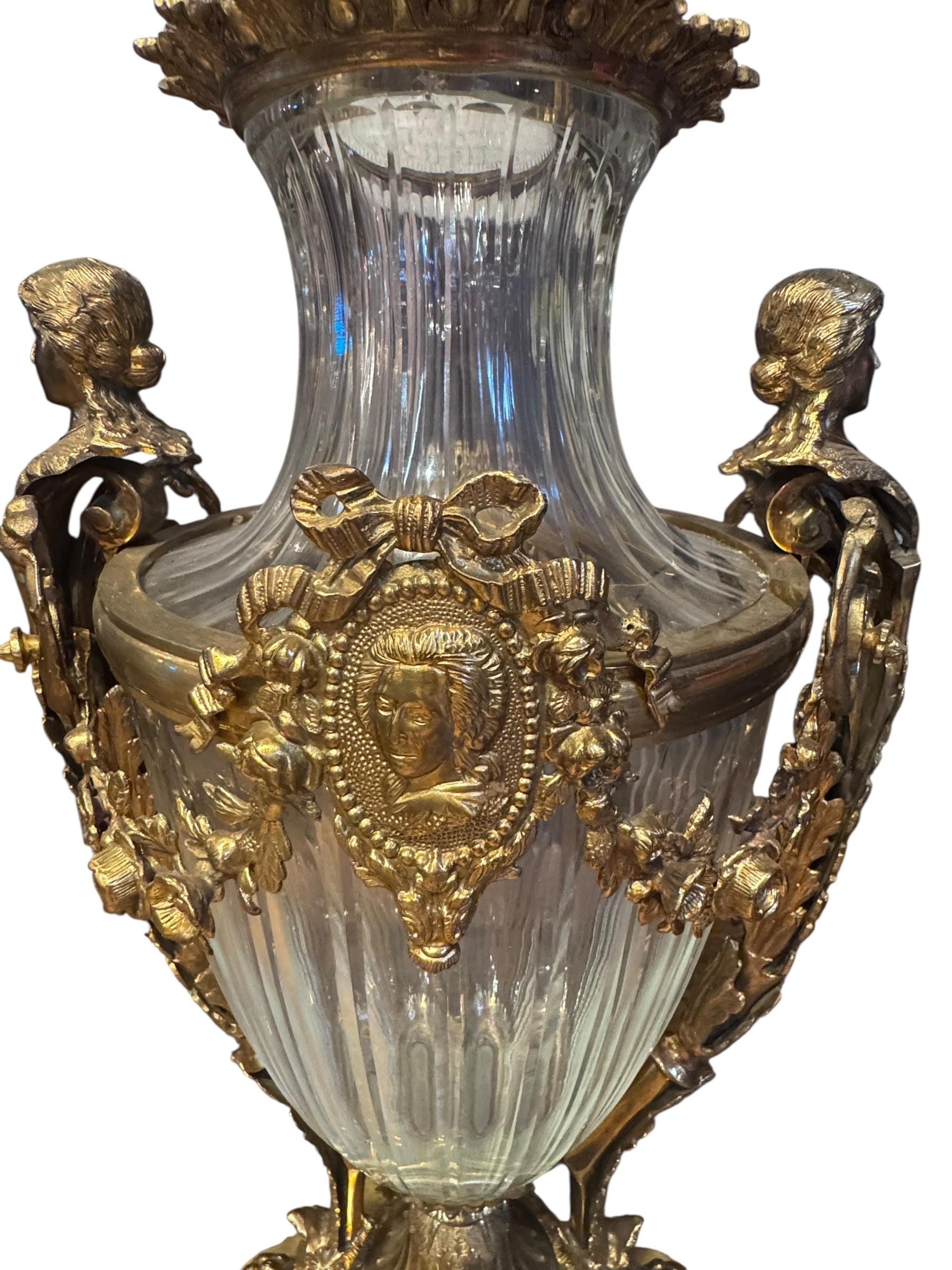 Paire d'urnes anciennes signées françaises en bronze doré et cristal de Baccarat taillé en diamant en vente 2
