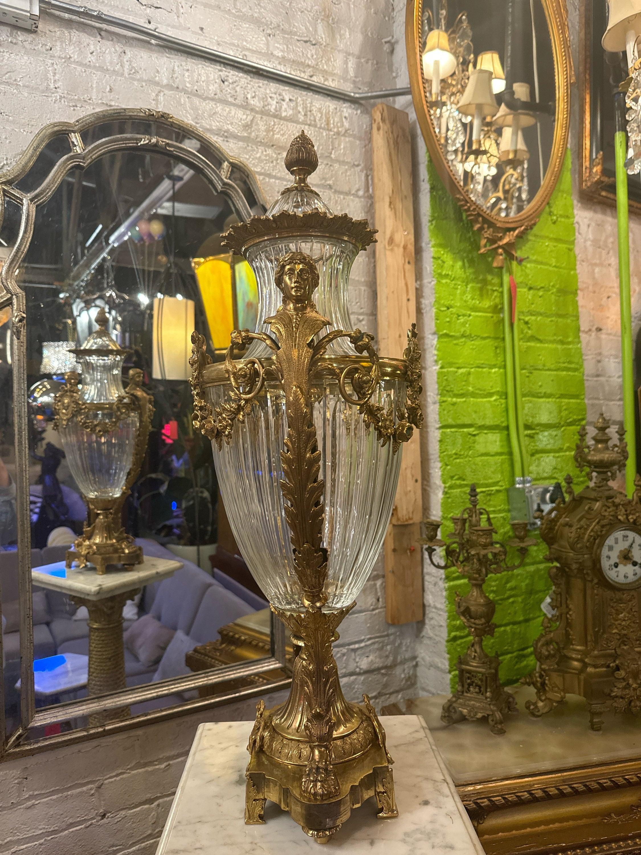 Paire d'urnes anciennes signées françaises en bronze doré et cristal de Baccarat taillé en diamant en vente 3