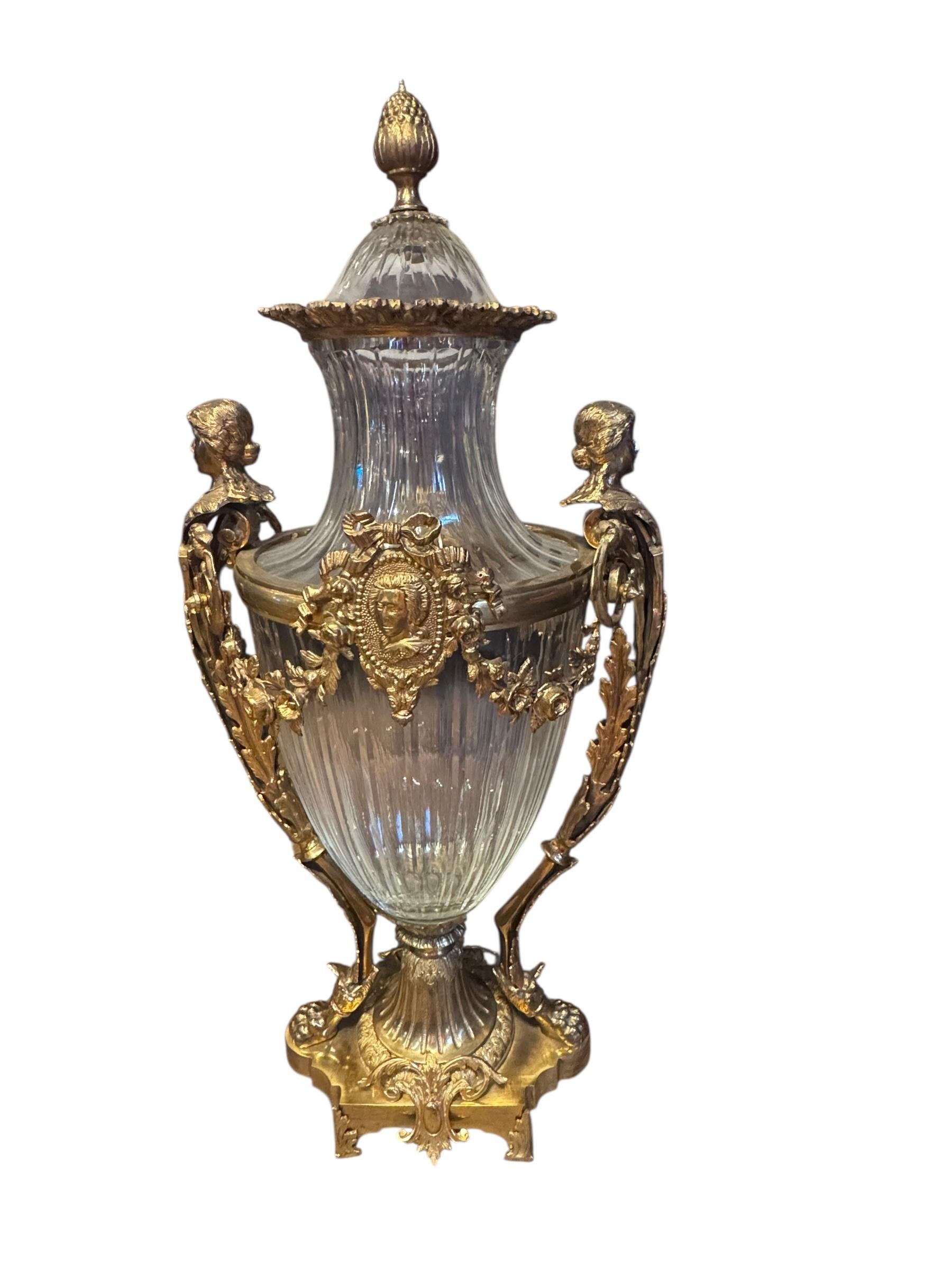 Paire d'urnes anciennes signées françaises en bronze doré et cristal de Baccarat taillé en diamant en vente 4