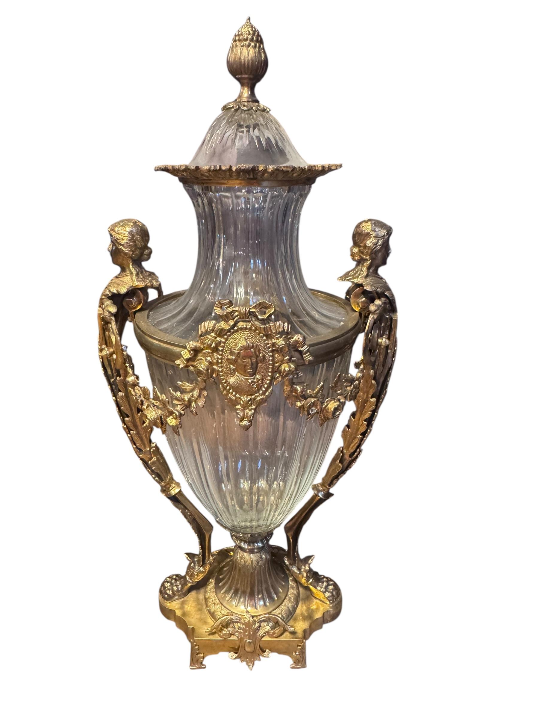 Paire d'urnes anciennes signées françaises en bronze doré et cristal de Baccarat taillé en diamant en vente 5