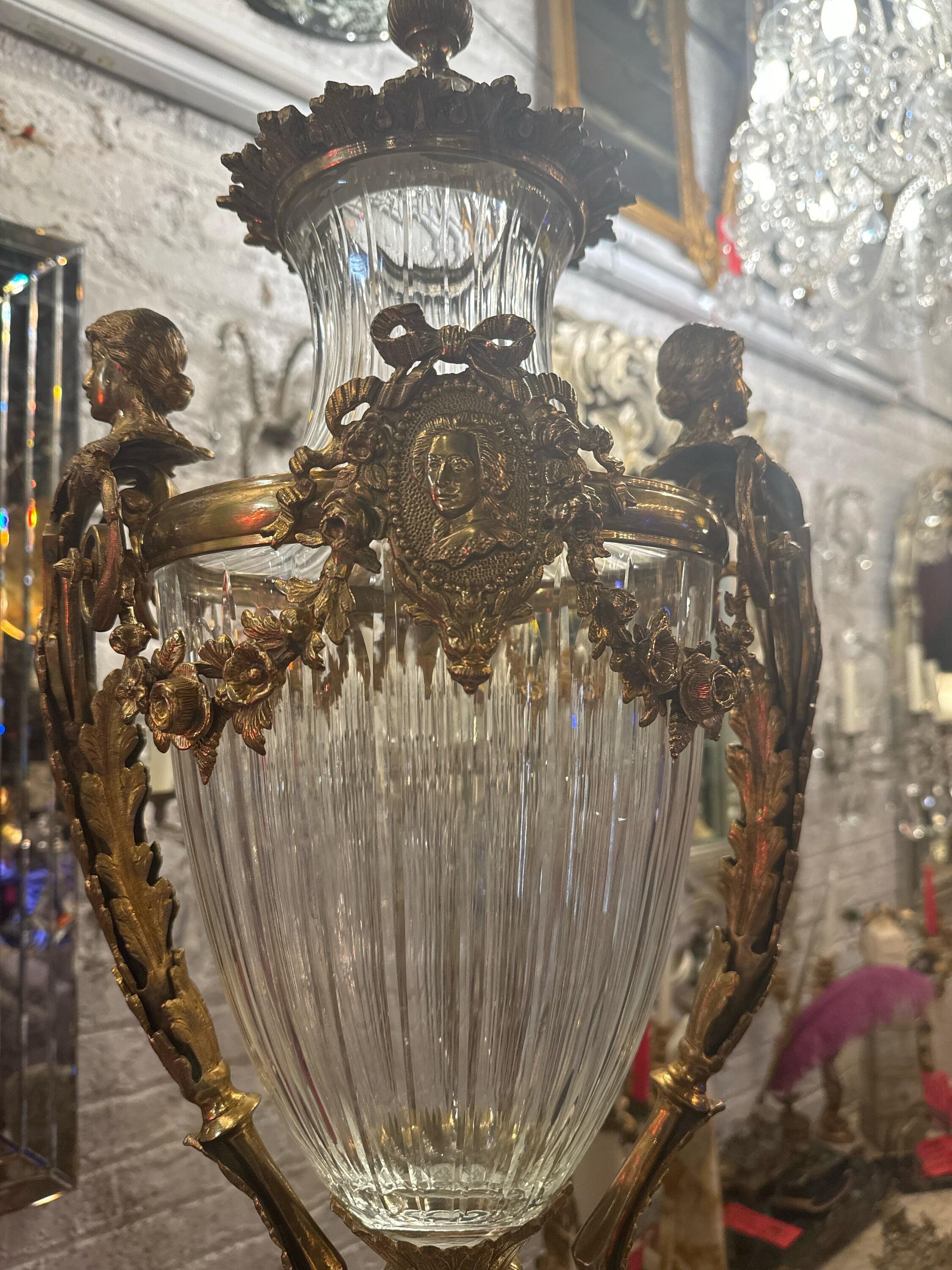 Urnes anciennes en cristal de Baccarat montées sur bronze doré et taillées en diamant - Paire

Cette paire de jolies urnes est ornée de détails en bronze et de magnifiques diamants français et de cristal de Baccarat taillé en canal. Chaque urne est