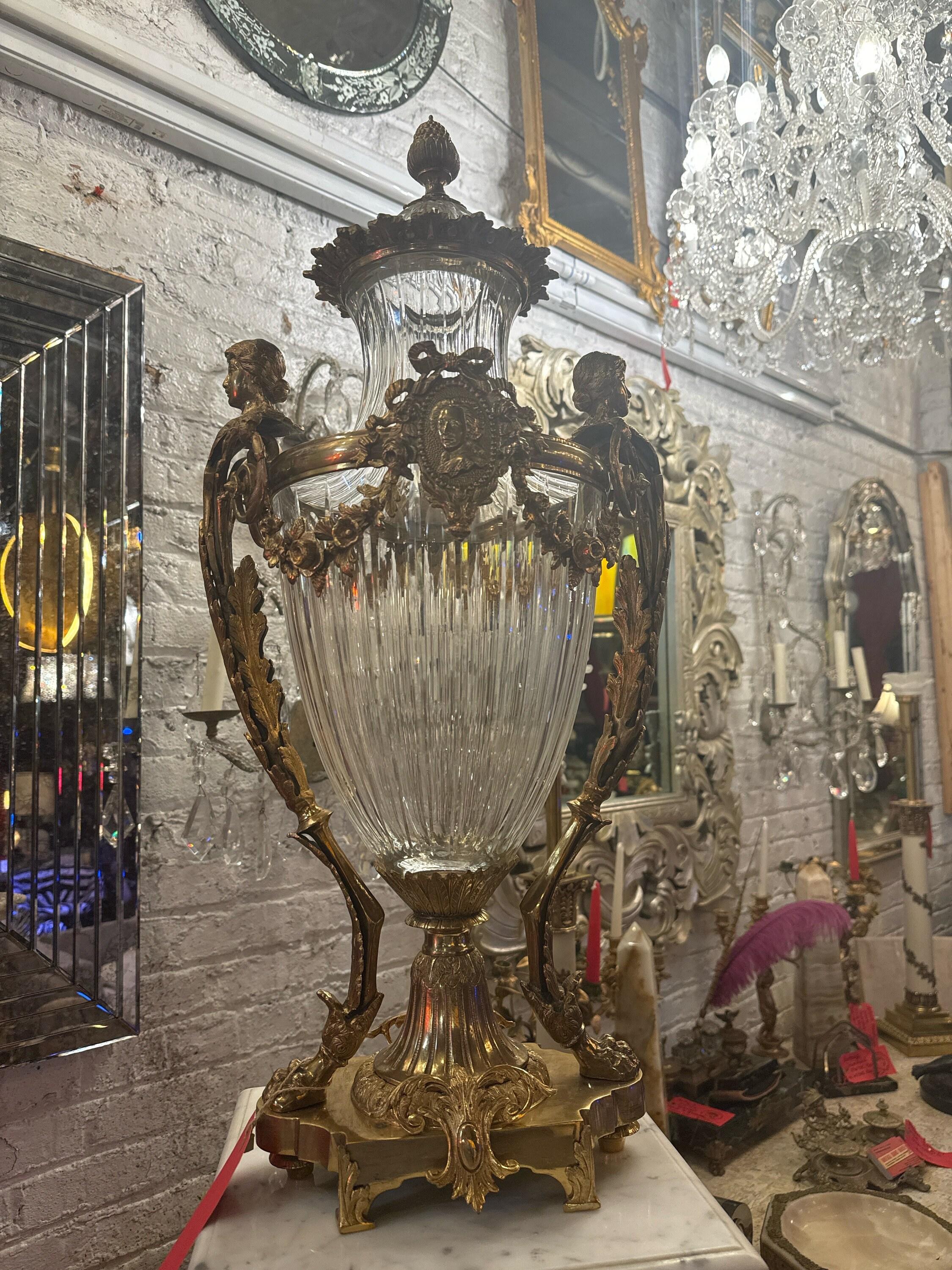 Provincial français Paire d'urnes anciennes signées françaises en bronze doré et cristal de Baccarat taillé en diamant en vente