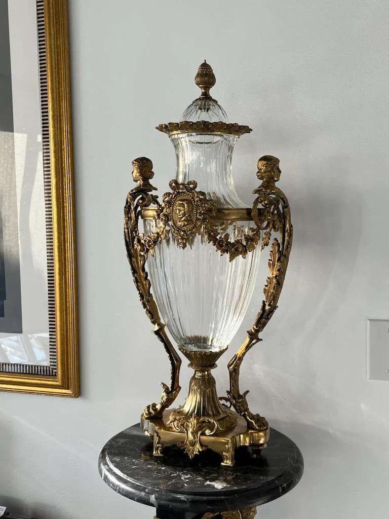 Français Paire d'urnes anciennes signées françaises en bronze doré et cristal de Baccarat taillé en diamant en vente