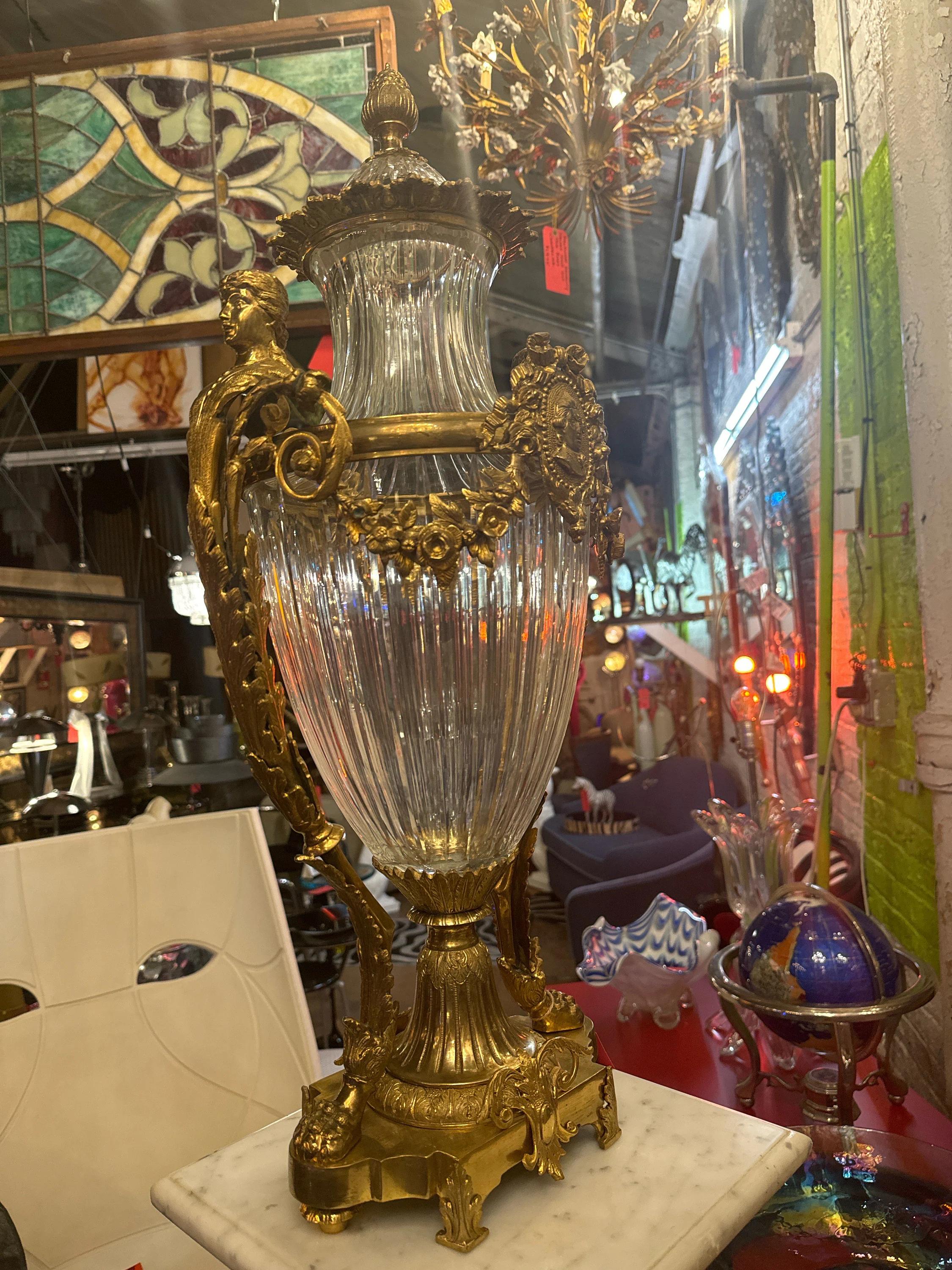 Buriné Paire d'urnes anciennes signées françaises en bronze doré et cristal de Baccarat taillé en diamant en vente
