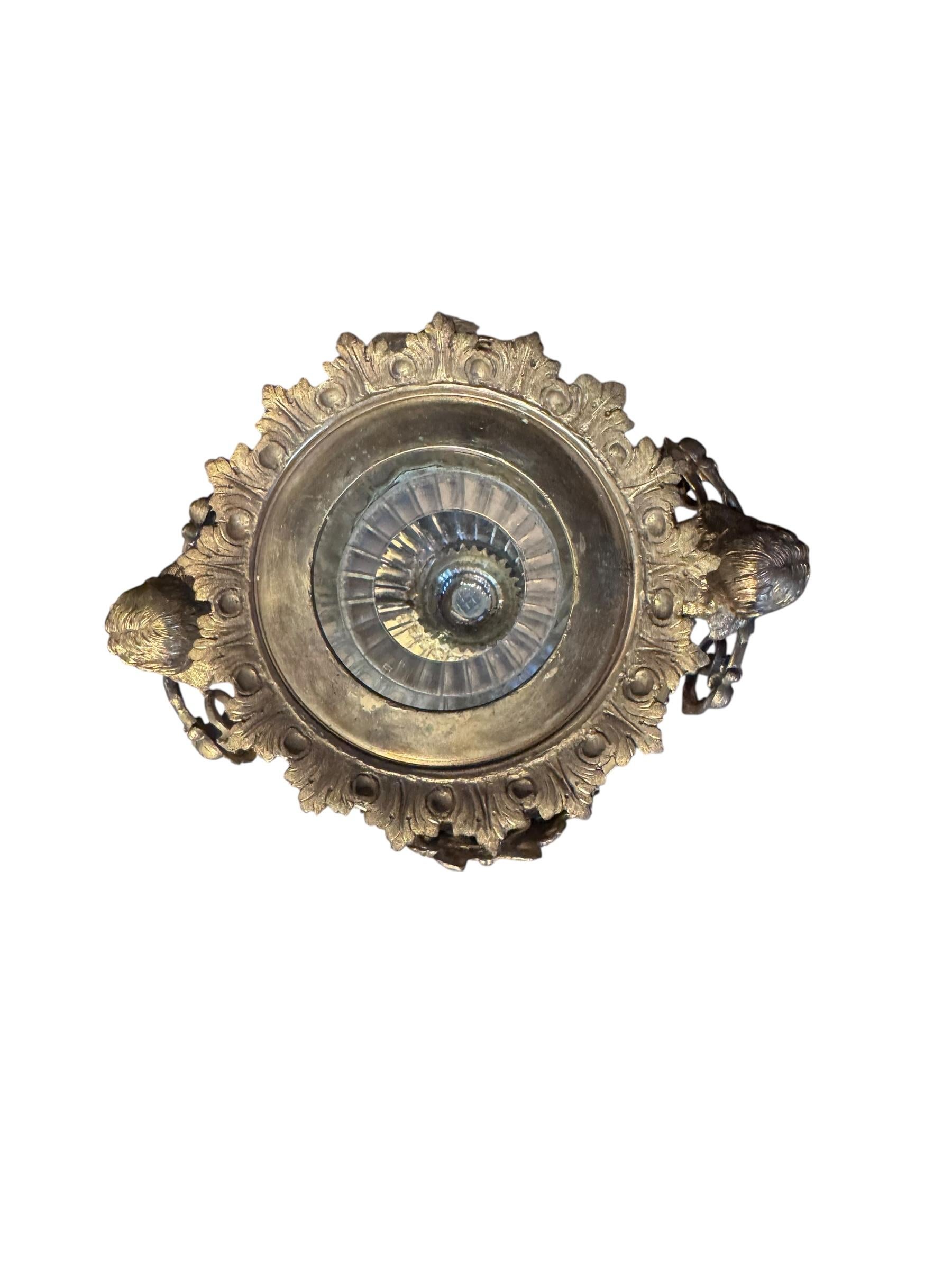 Buriné Paire d'urnes anciennes signées françaises en bronze doré et cristal de Baccarat taillé en diamant en vente