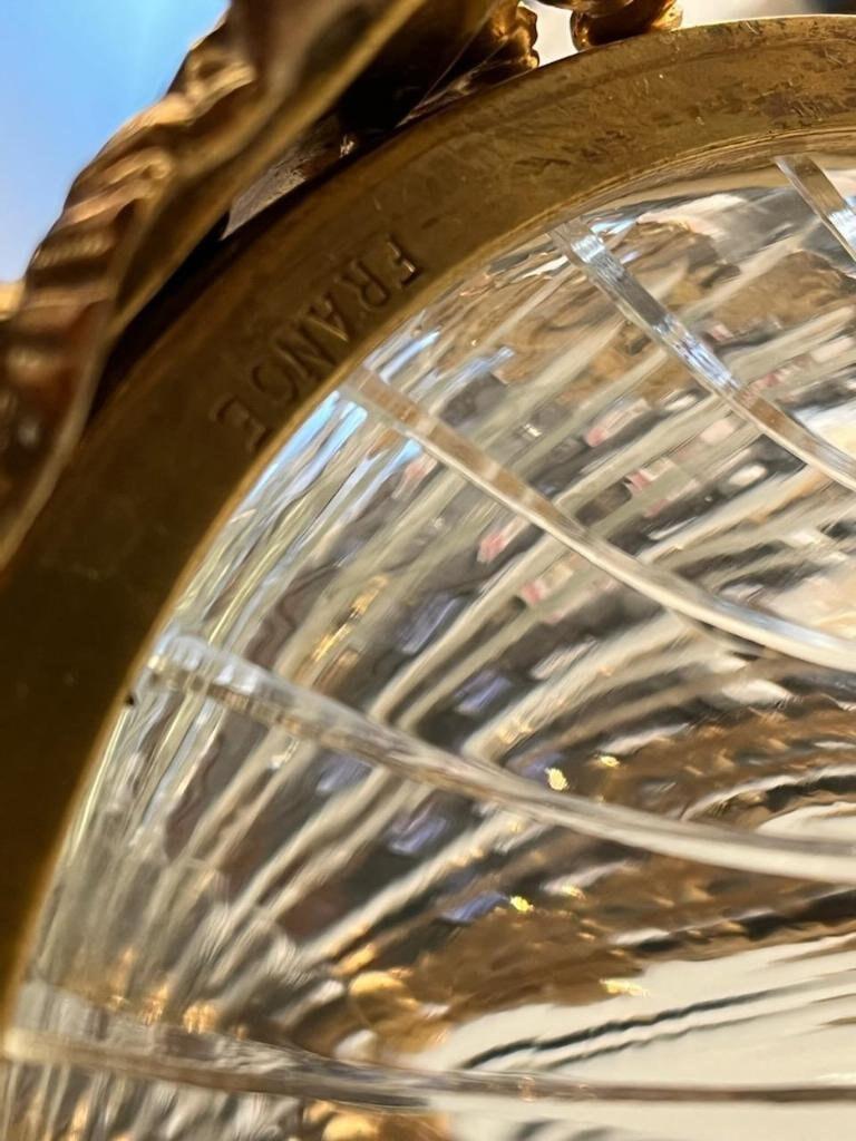 Paire d'urnes anciennes signées françaises en bronze doré et cristal de Baccarat taillé en diamant Bon état - En vente à Chicago, IL