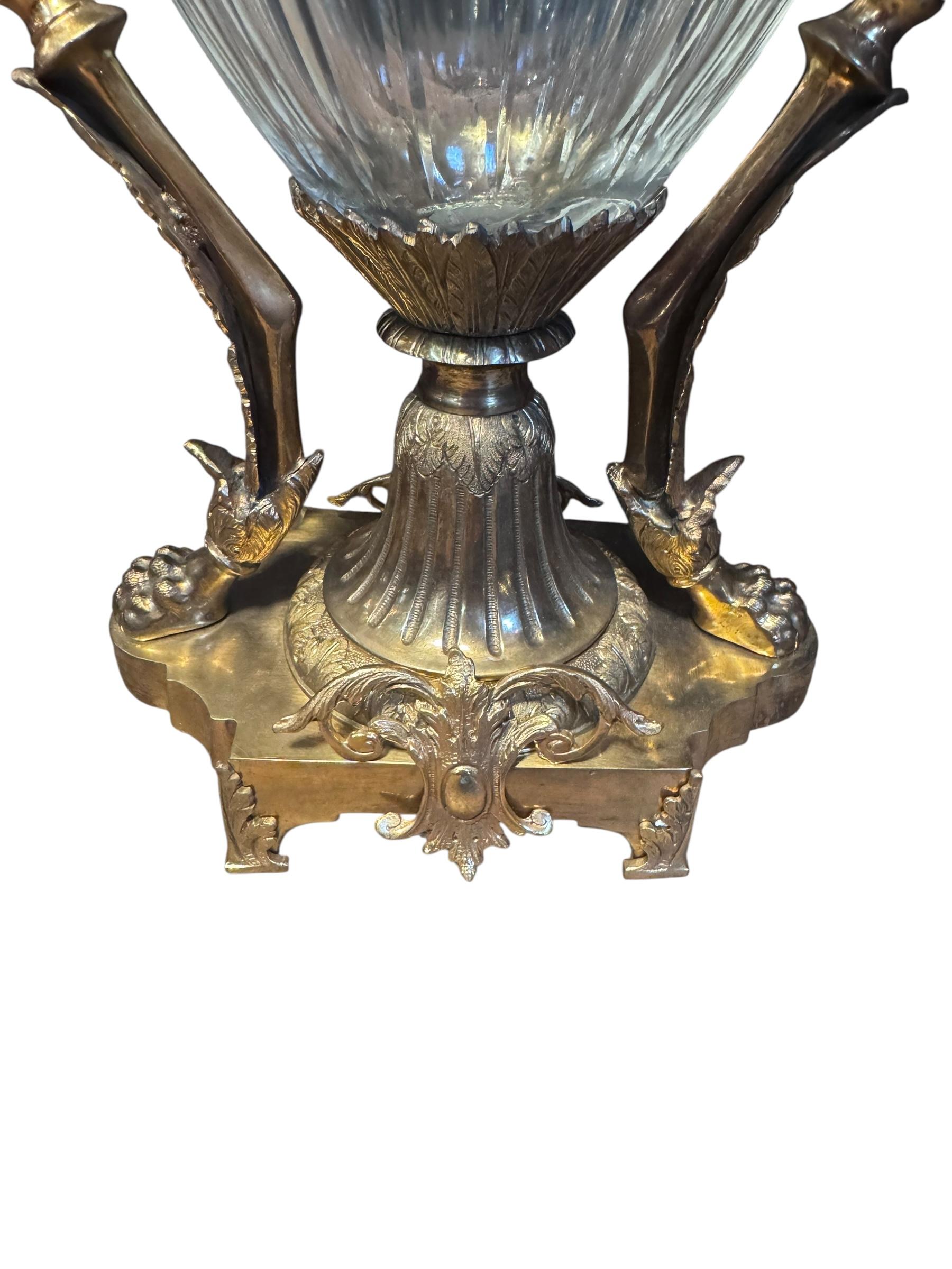 Paire d'urnes anciennes signées françaises en bronze doré et cristal de Baccarat taillé en diamant Bon état - En vente à Chicago, IL