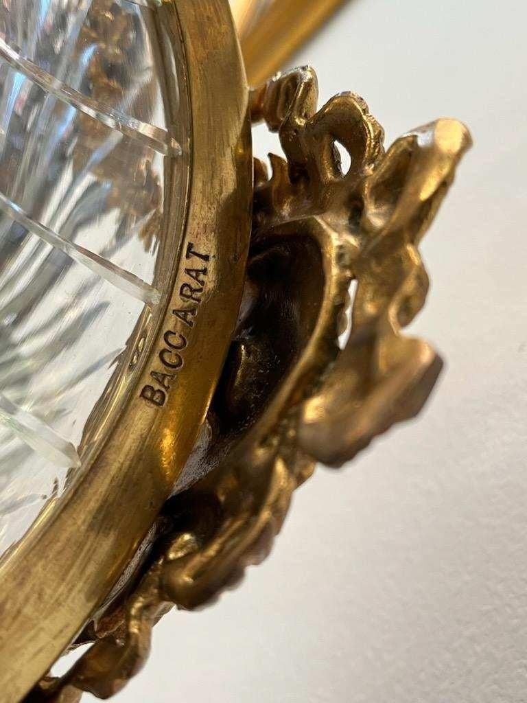 20ième siècle Paire d'urnes anciennes signées françaises en bronze doré et cristal de Baccarat taillé en diamant en vente
