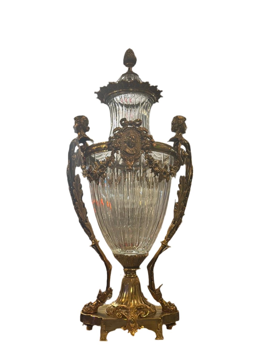 Bronze Paire d'urnes anciennes signées françaises en bronze doré et cristal de Baccarat taillé en diamant en vente
