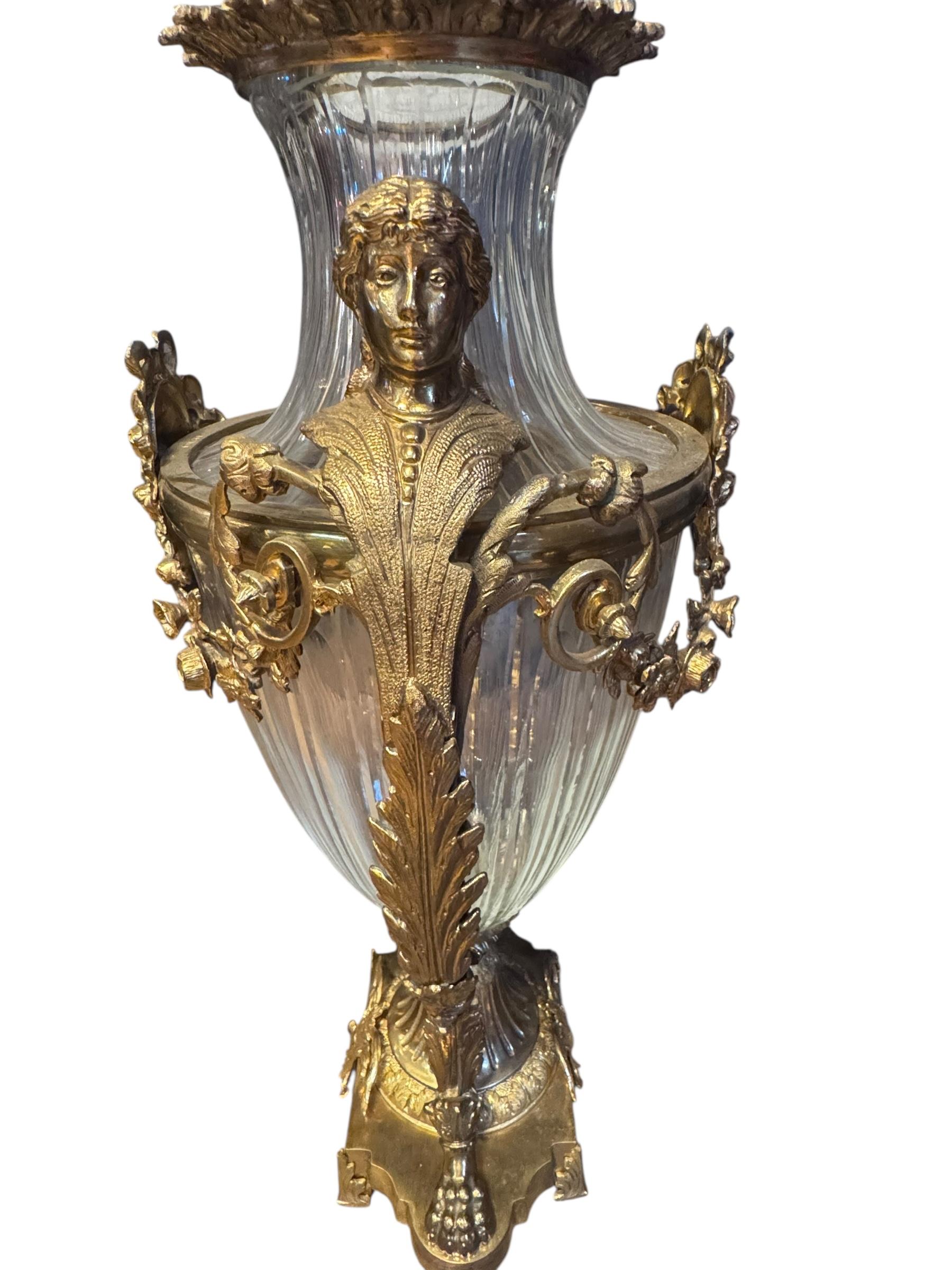 Paire d'urnes anciennes signées françaises en bronze doré et cristal de Baccarat taillé en diamant en vente 1