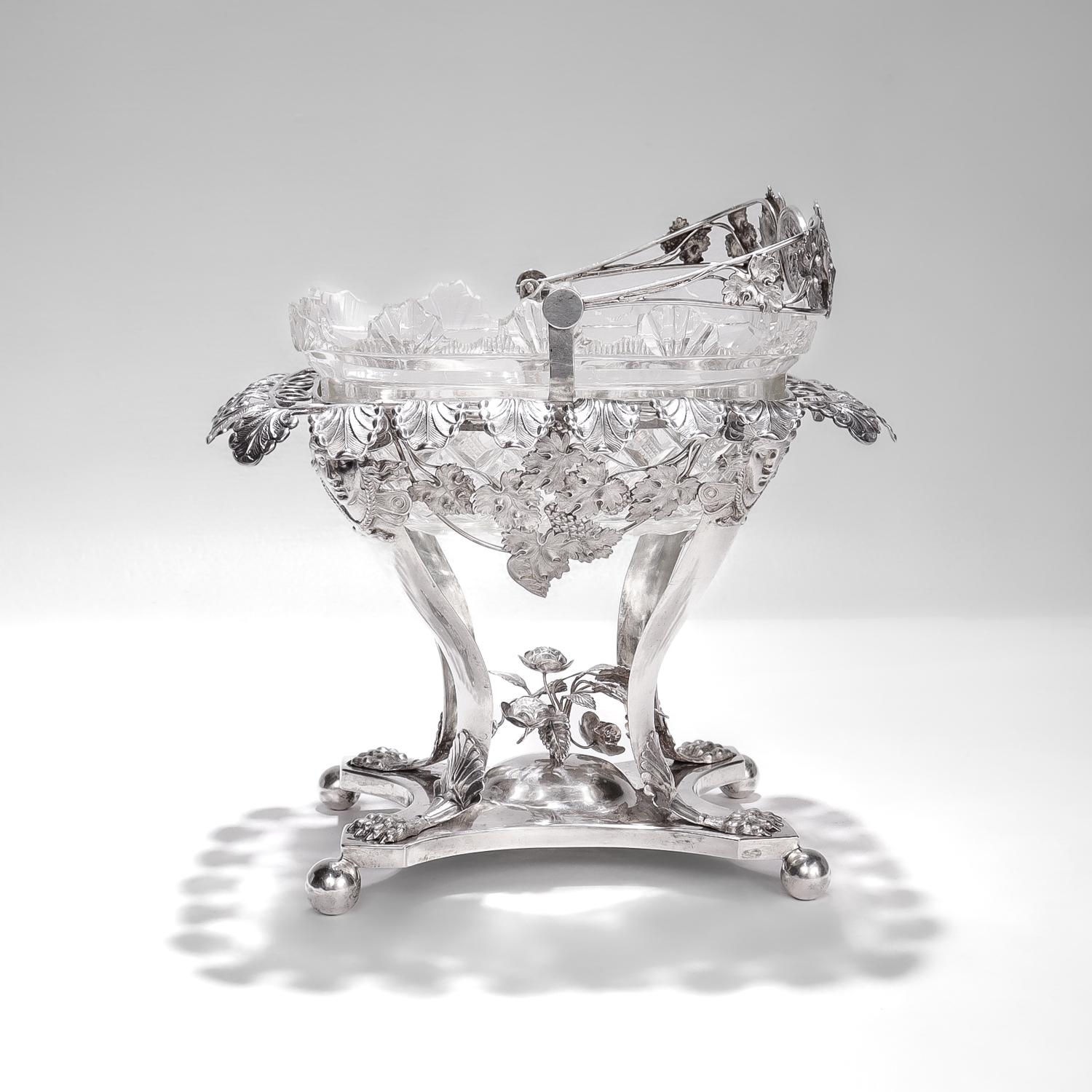 Ein feiner klassizistischer Korb oder Konfektständer mit Fuß.

Von Georg Drewes. 

Aus massivem Silber mit einem Einsatz aus geschliffenem Glas.

Bestehend aus einem massiven silbernen Ständer mit einem geteilten Schwenkgriff über einem Drahtgestell