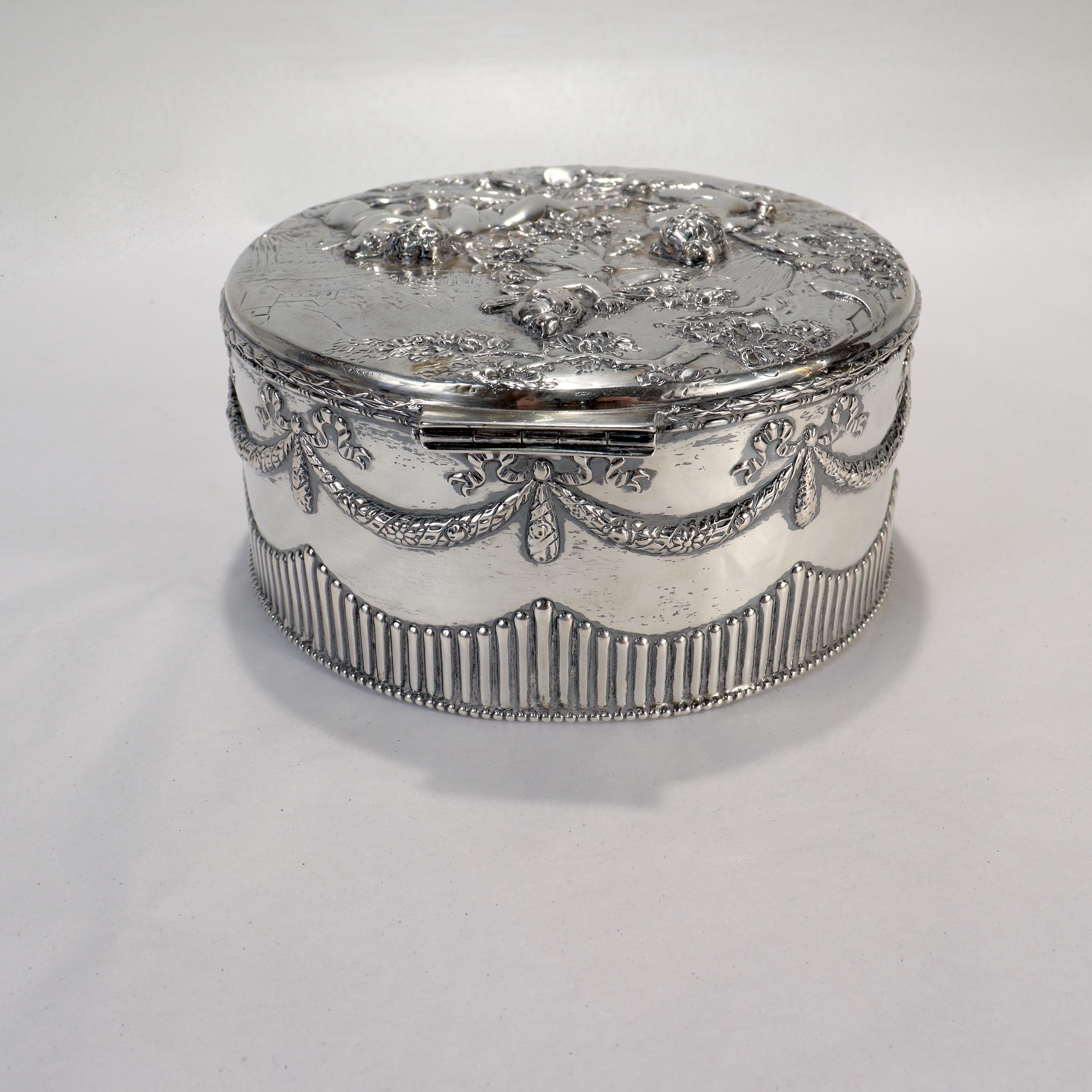 Boîte ou coffret de table néoclassique en argent allemand ancien signé, de style figuratif en vente 2