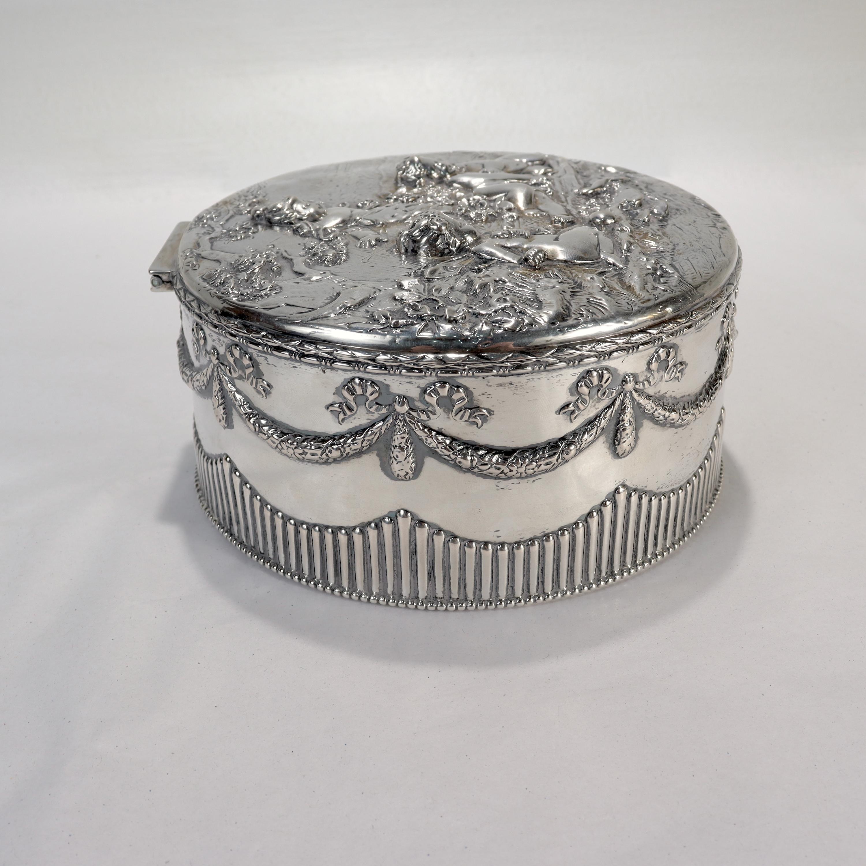 Boîte ou coffret de table néoclassique en argent allemand ancien signé, de style figuratif en vente 3