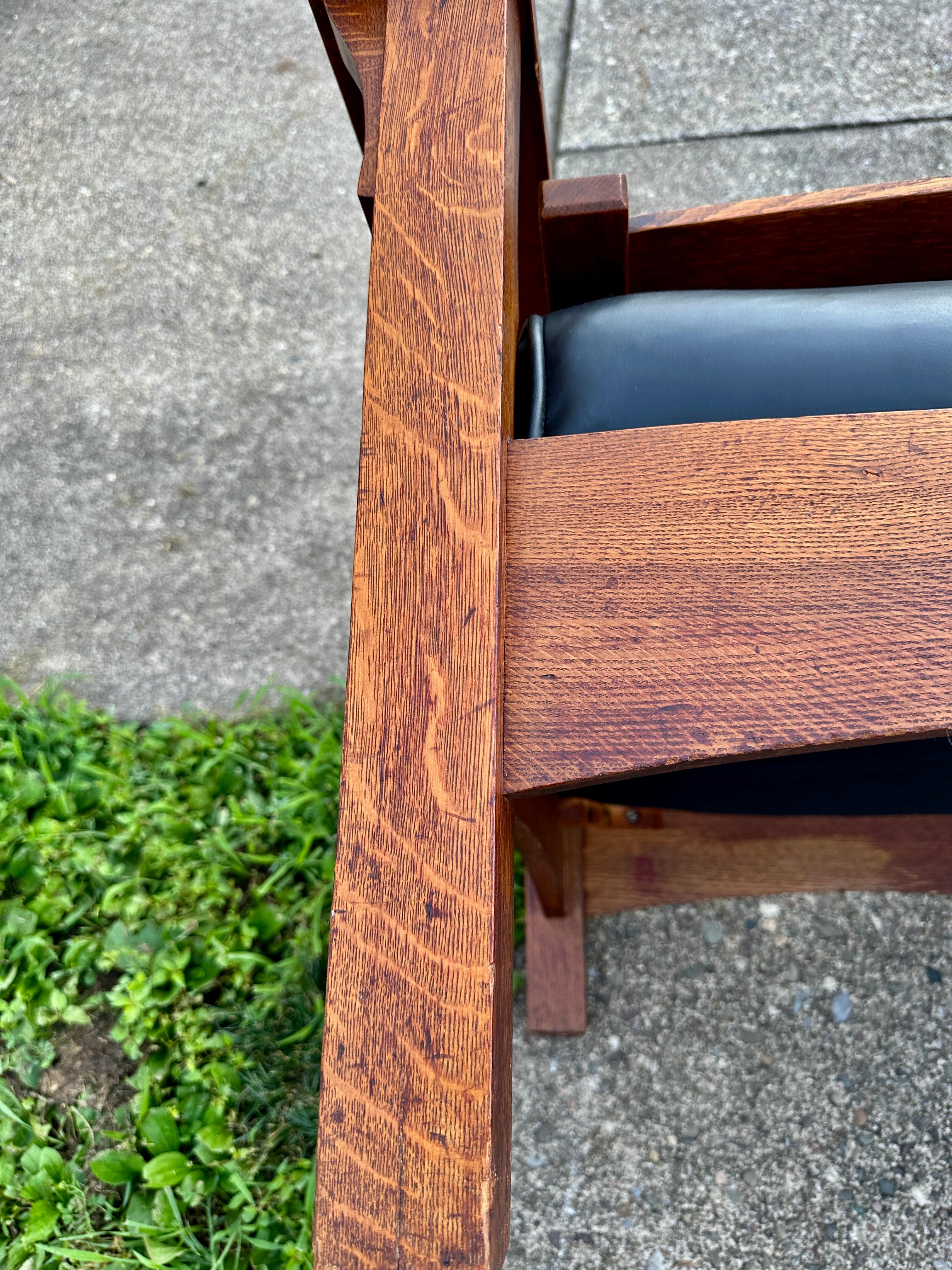 Chaise Morris ancienne signée Gustav Stickley à bras arqué - W7884 en vente 3