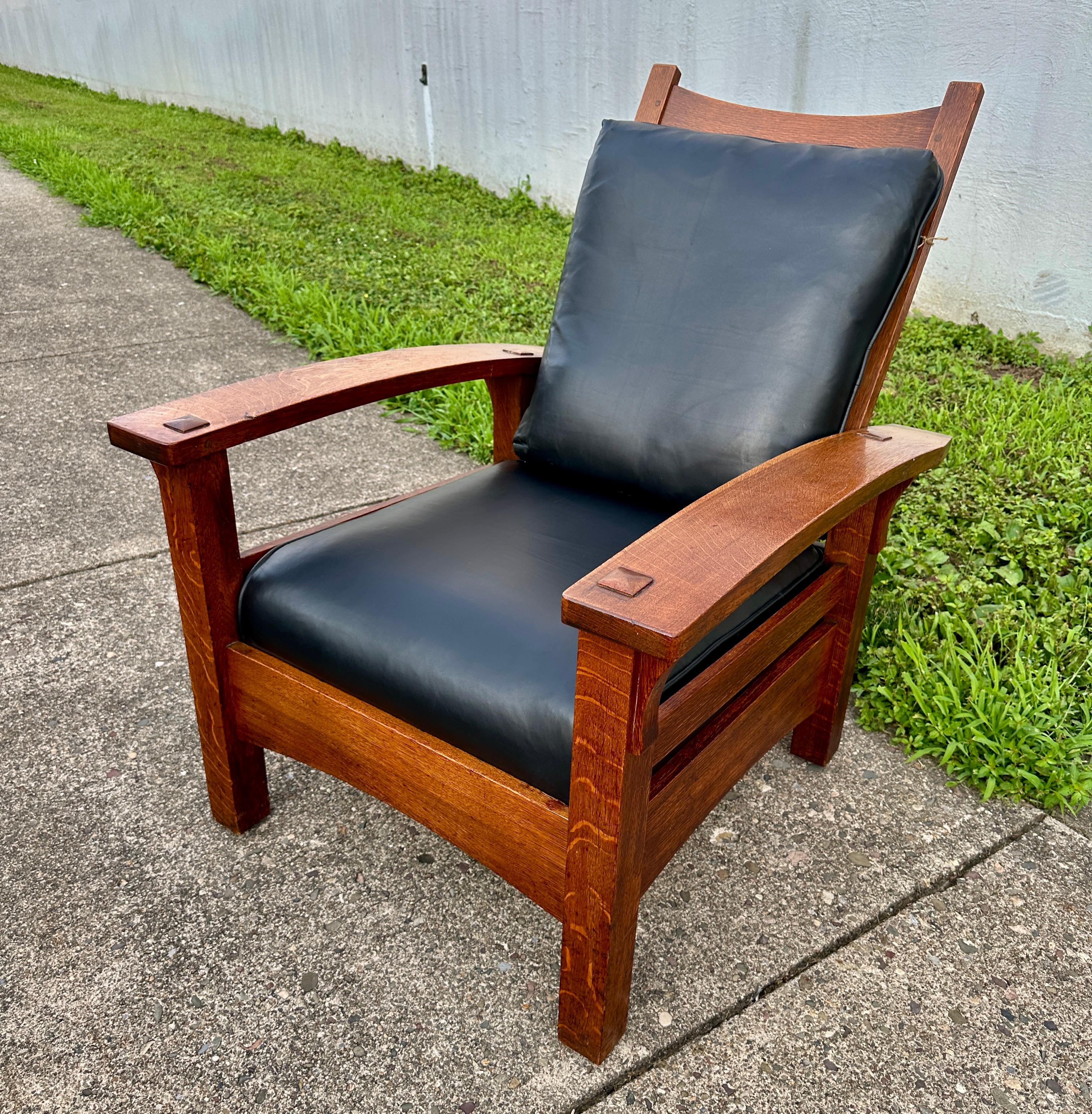 Chaise Morris ancienne signée Gustav Stickley à bras arqué - W7884 en vente 10