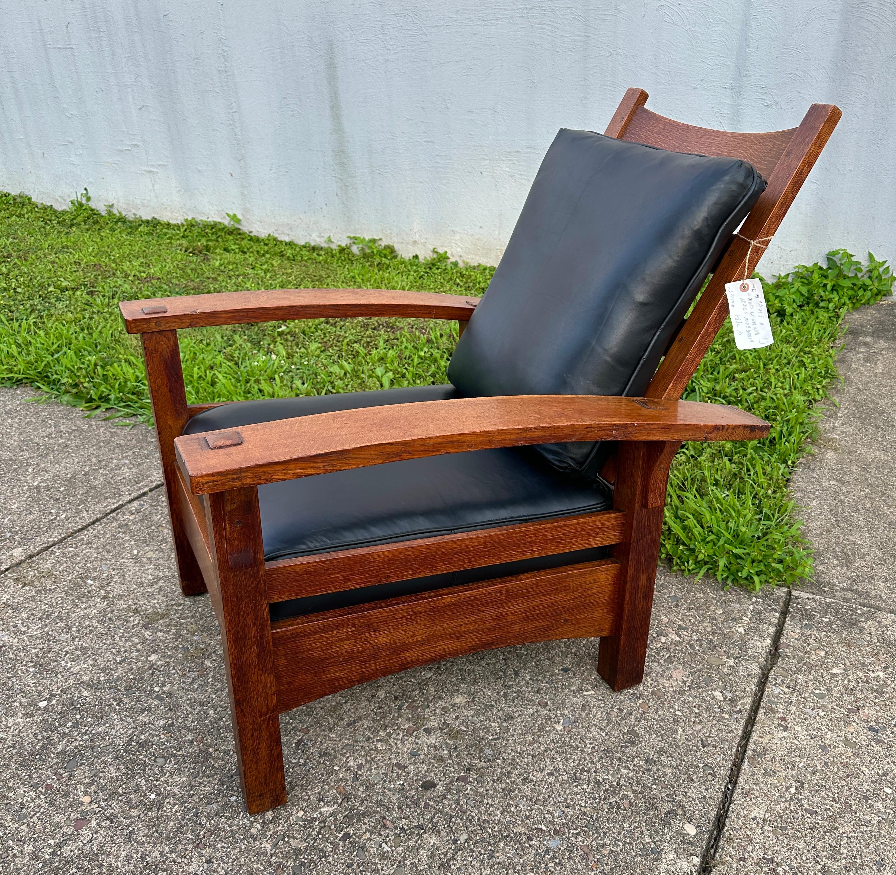 Chaise Morris ancienne signée Gustav Stickley à bras arqué - W7884 en vente 11