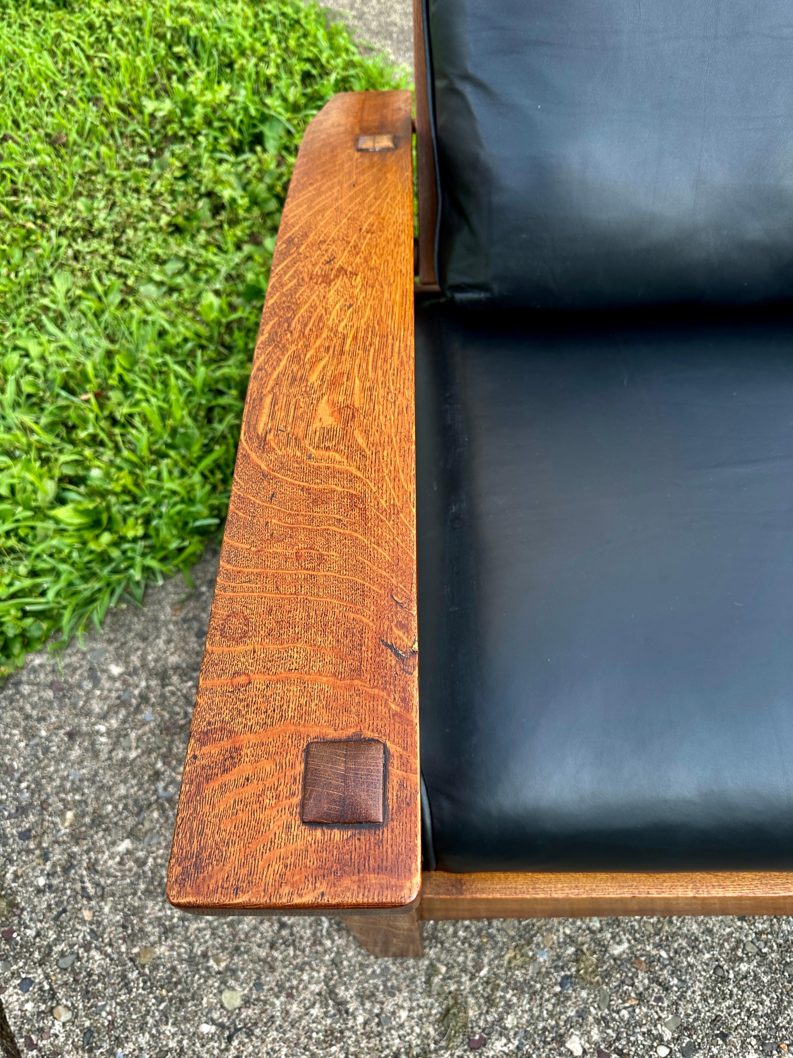 Chaise Morris ancienne signée Gustav Stickley à bras arqué - W7884

Il s'agit d'une très belle chaise ancienne Gustav Stickley Bow-Arm Morris Chair.  Le fauteuil est signé d'une étiquette en papier. La chaise a été fabriquée en 1907-1908 et est en