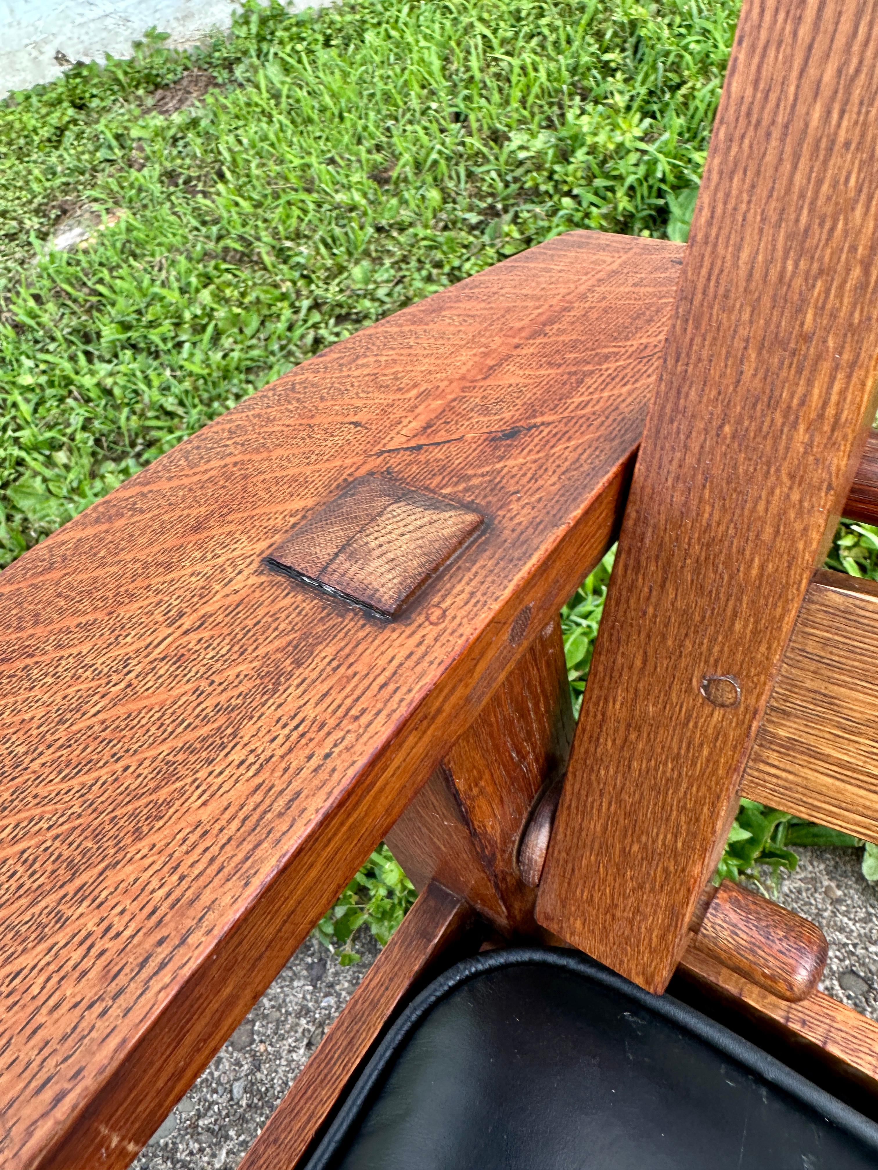 Chaise Morris ancienne signée Gustav Stickley à bras arqué - W7884 Bon état - En vente à Shamokin Dam, PA