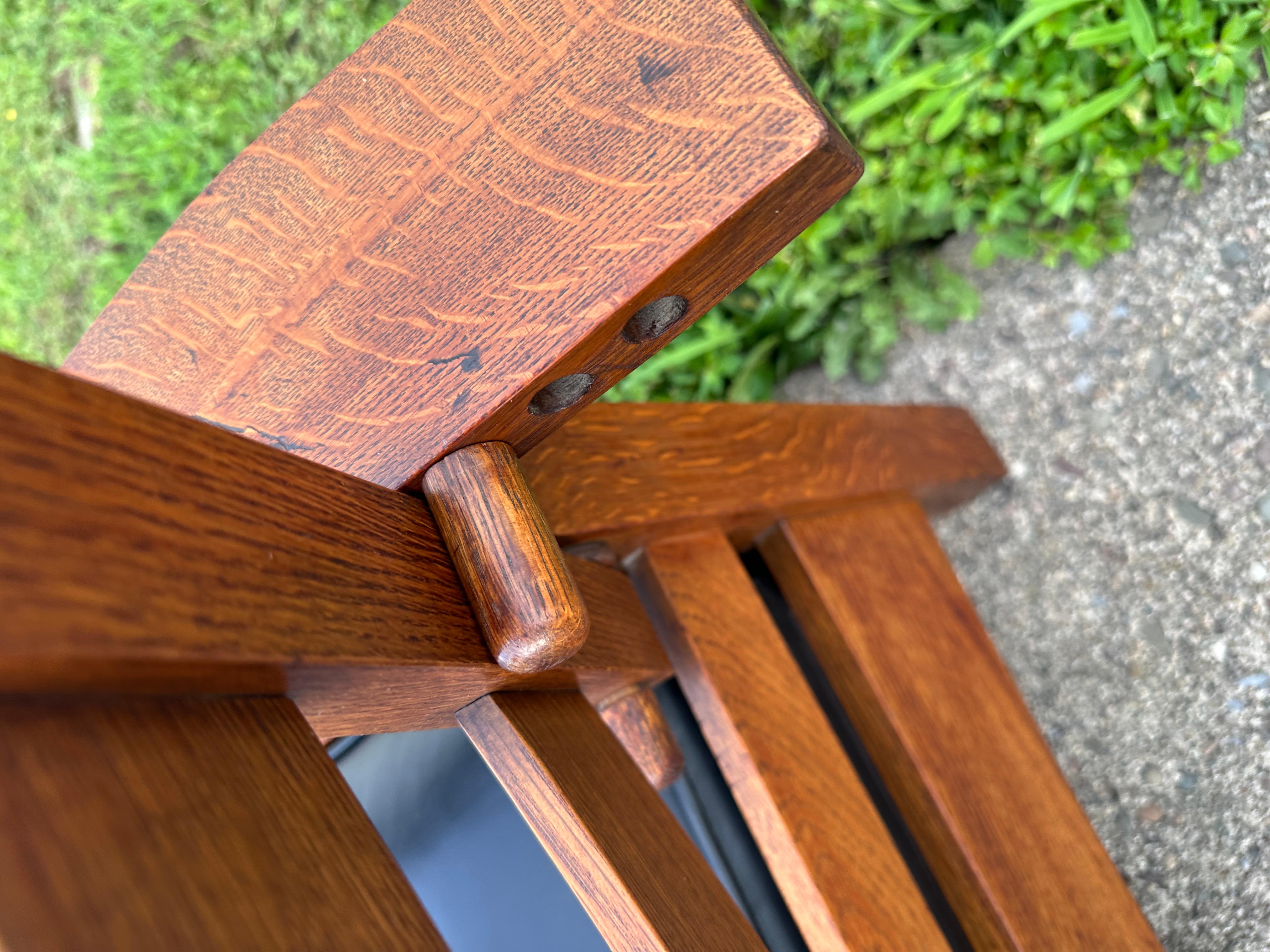 Cuir Chaise Morris ancienne signée Gustav Stickley à bras arqué - W7884 en vente