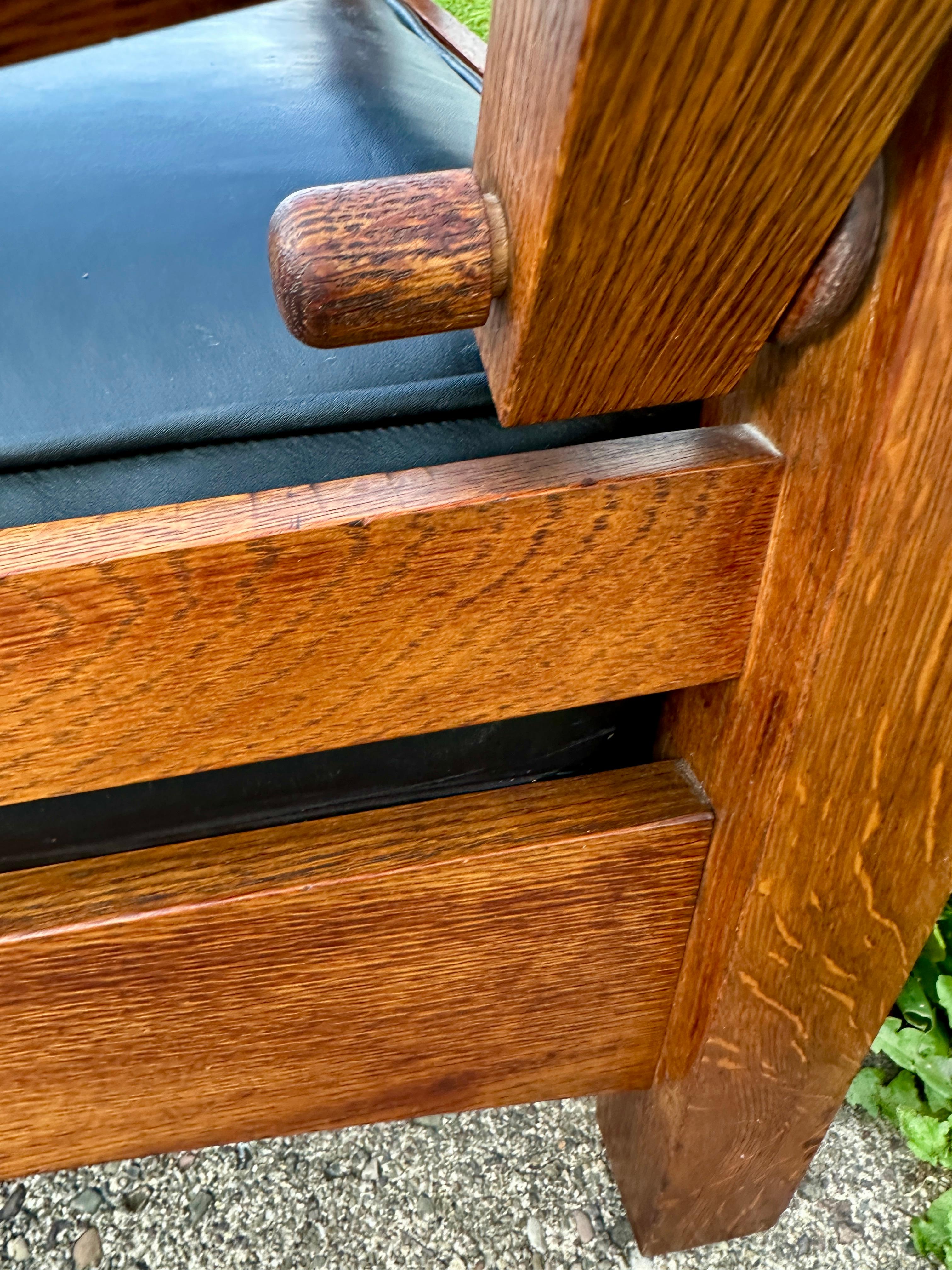 Chaise Morris ancienne signée Gustav Stickley à bras arqué - W7884 en vente 1