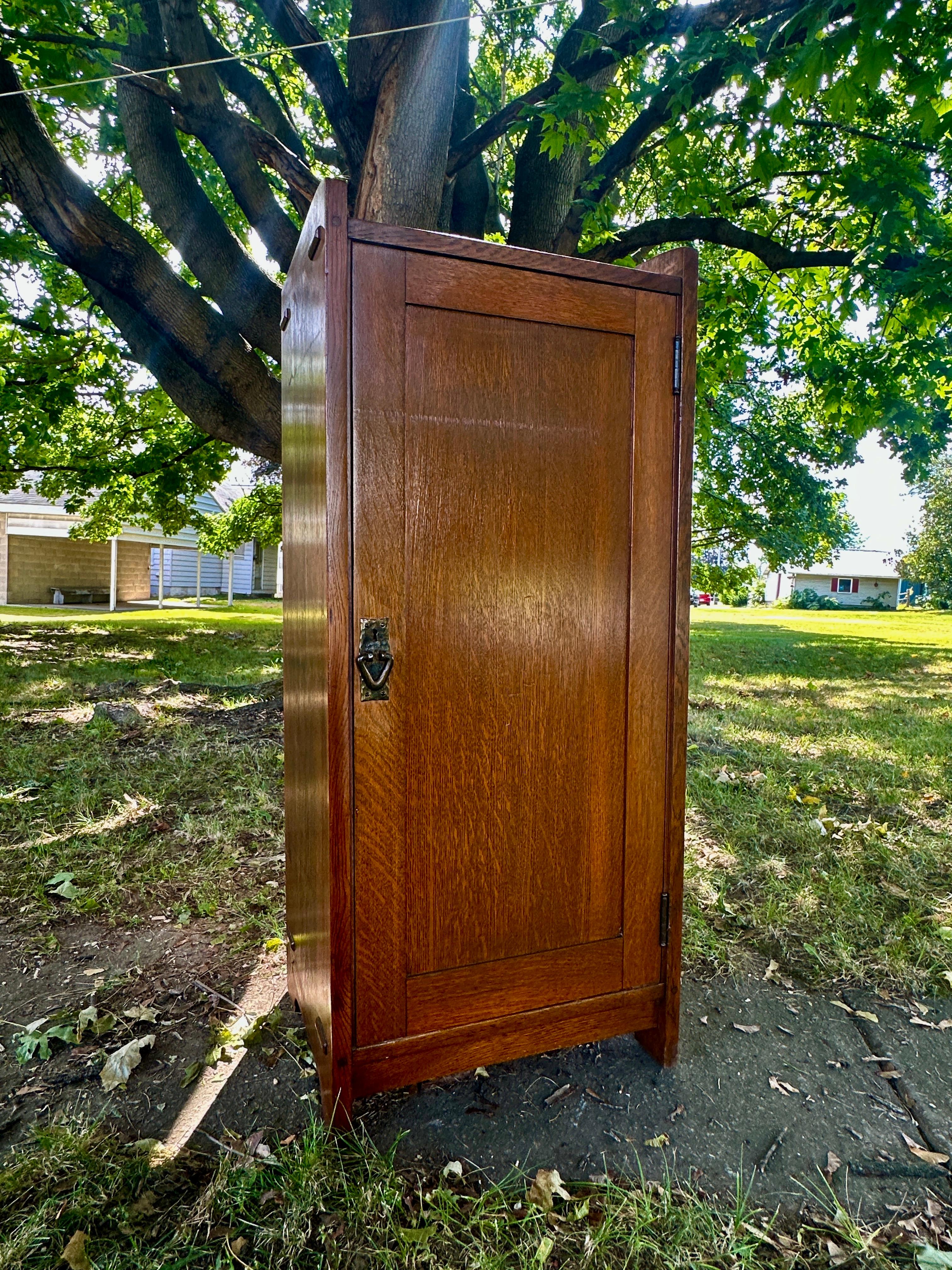 Armoire ancienne à une porte signée Gustav Stickley - W8028 en vente 5