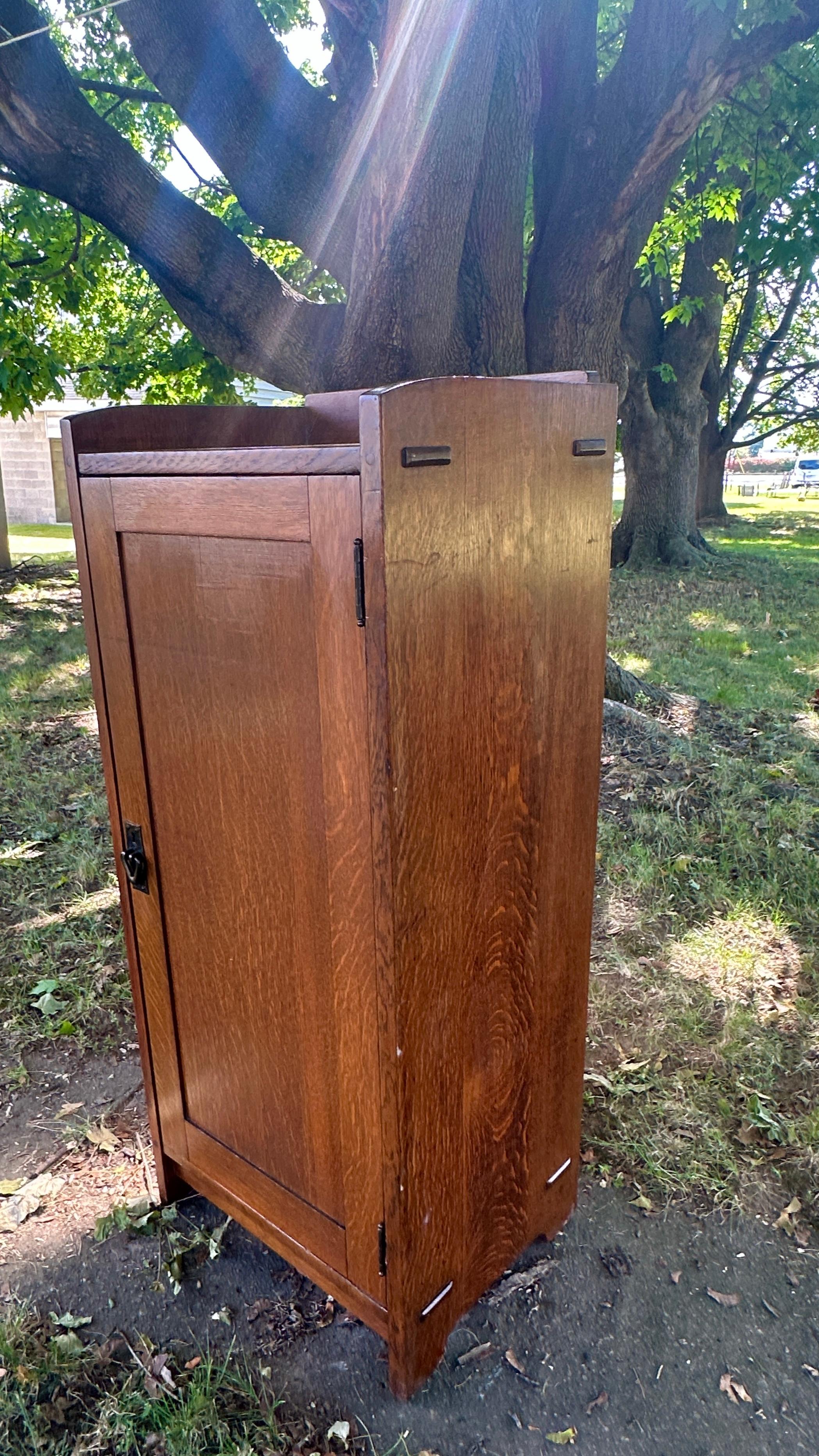 Ancienne armoire à une porte Gustav Stickley *signée* - W8028

Il s'agit d'une superbe armoire à une porte réalisée par Gustav Stickley en 1914-1916 et en très bon état. Ce meuble a une construction à tenons traversants des deux côtés (double tenon