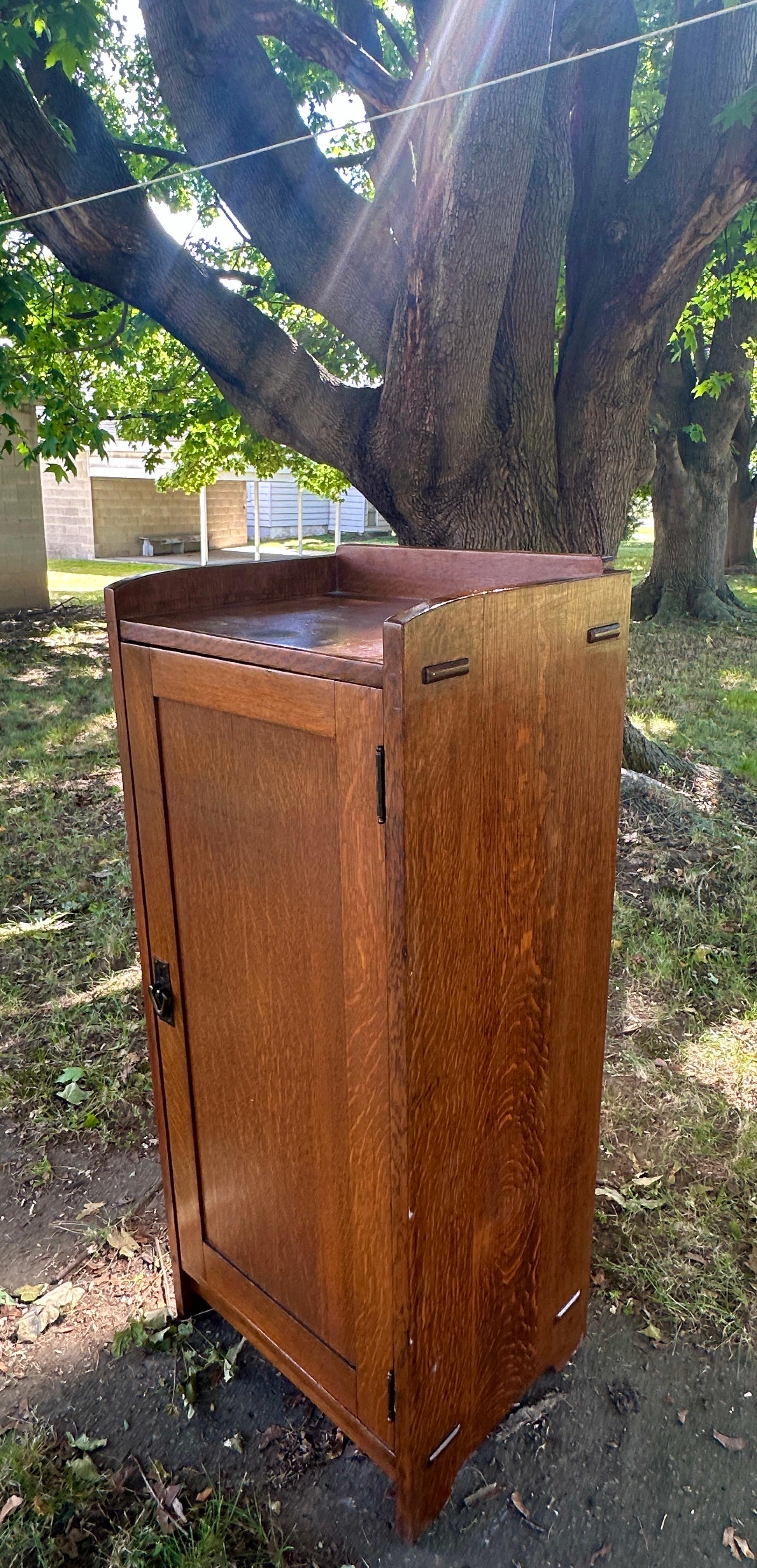 Arts and Crafts Armoire ancienne à une porte signée Gustav Stickley - W8028 en vente