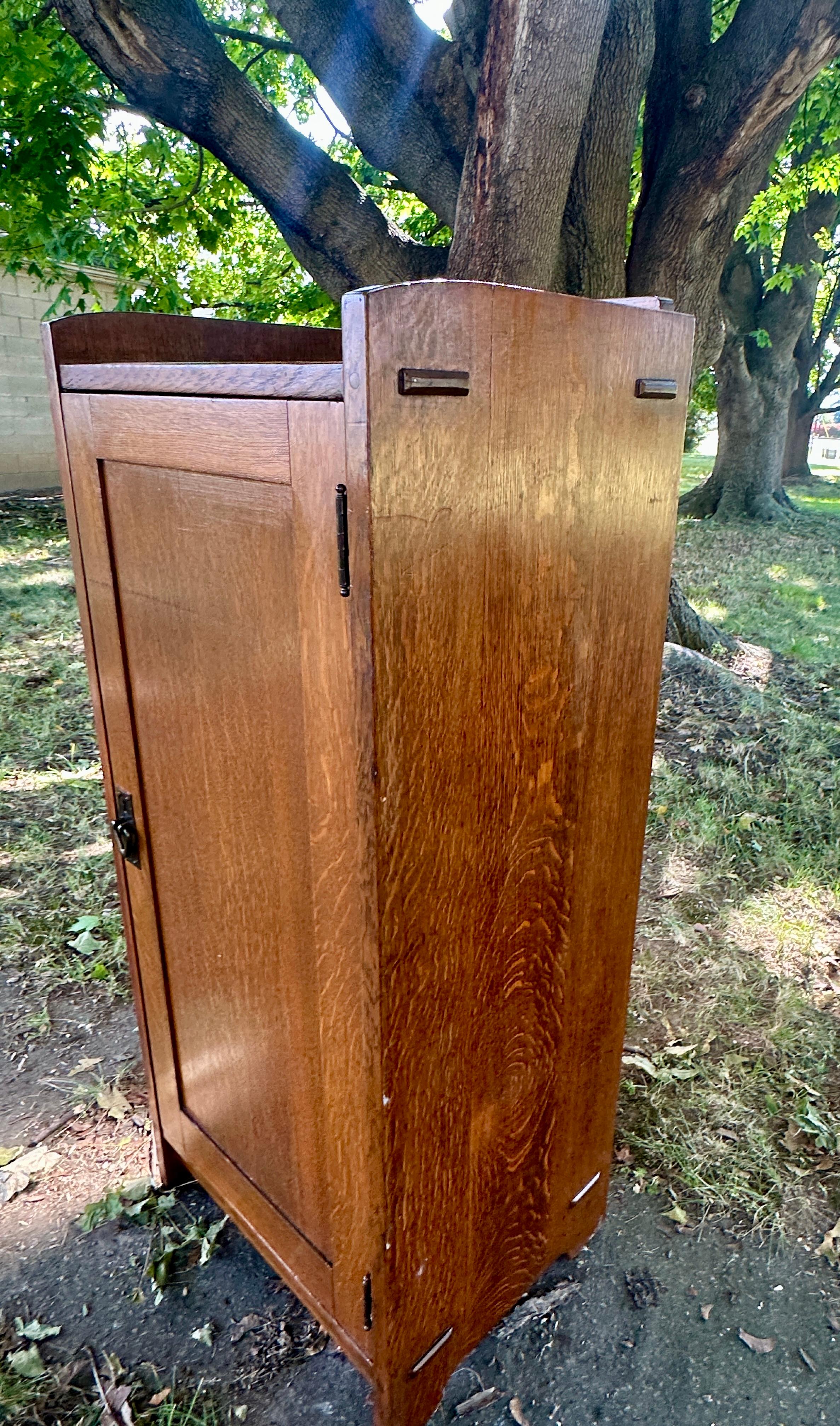 Américain Armoire ancienne à une porte signée Gustav Stickley - W8028 en vente