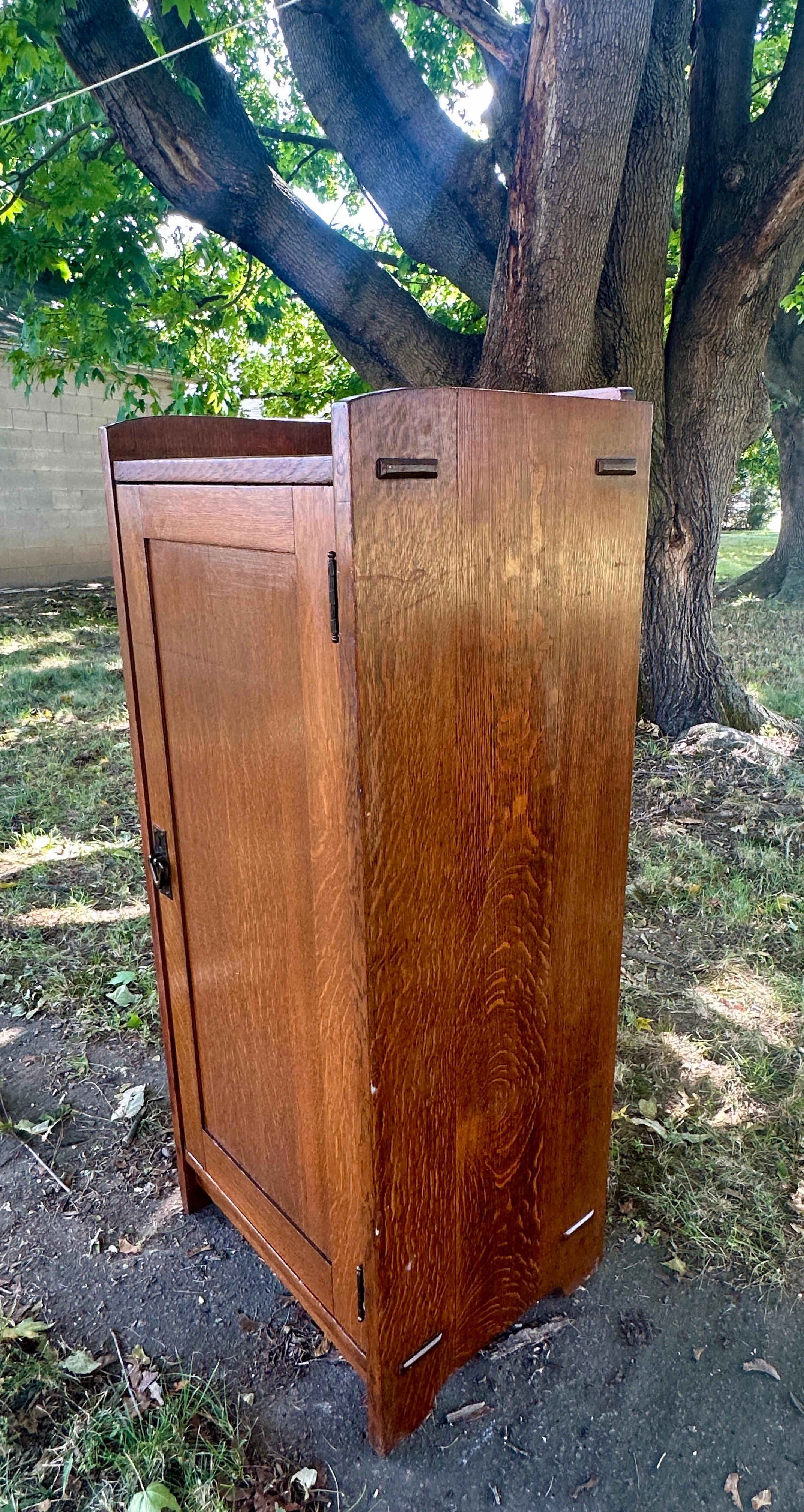 Armoire ancienne à une porte signée Gustav Stickley - W8028 Bon état - En vente à Shamokin Dam, PA