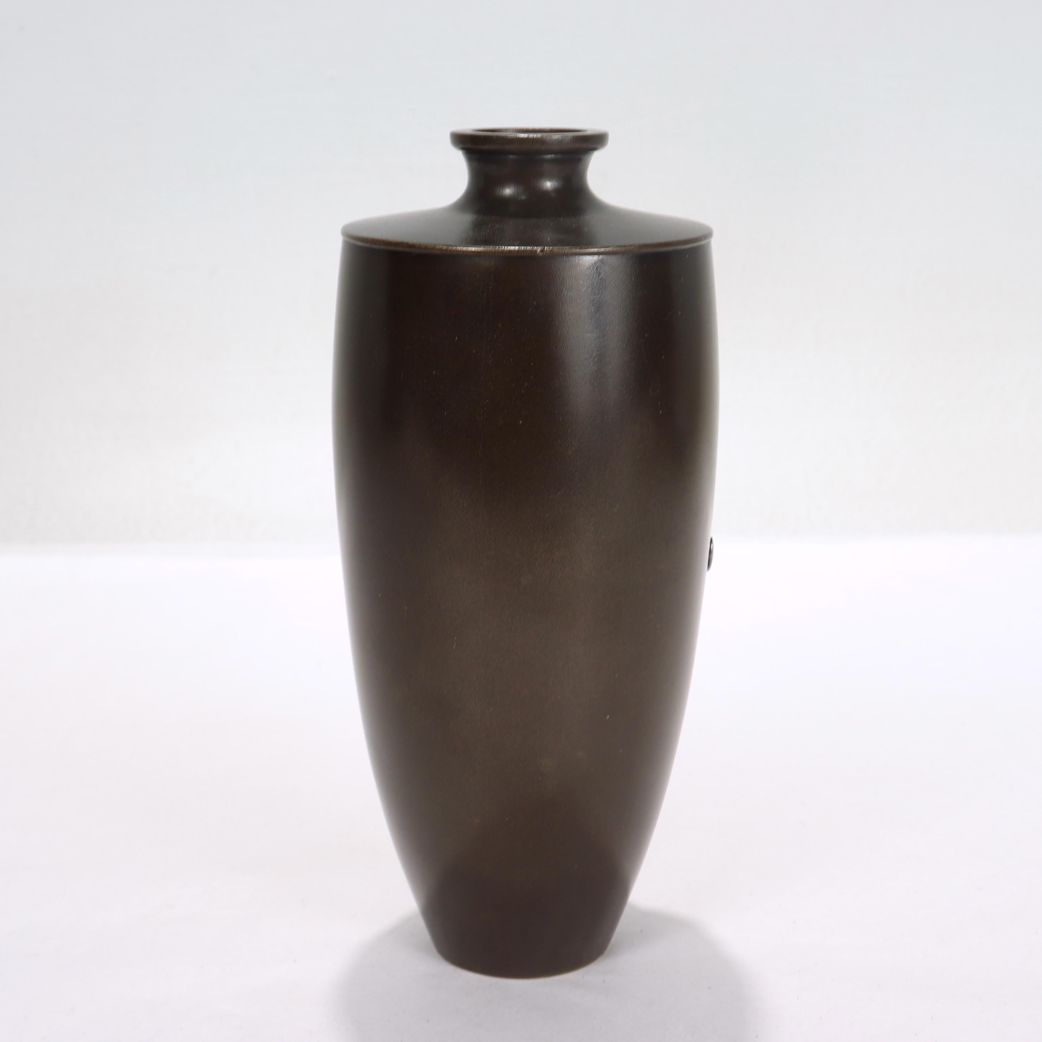 Japonais Vase Butterbur japonais ancien en bronze et métaux mélangés signé Atsuyoshi / Inoue en vente