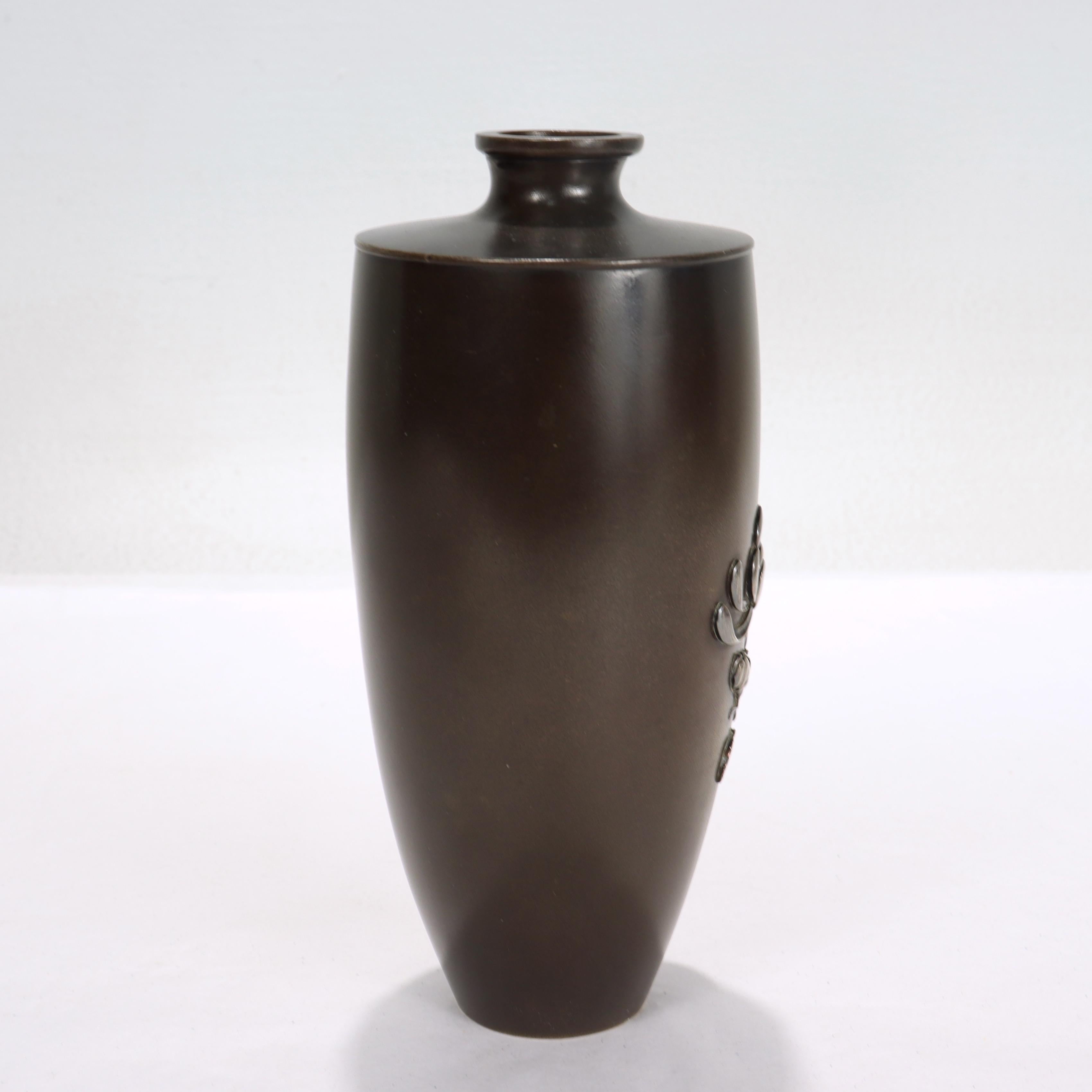 Incrusté Vase Butterbur japonais ancien en bronze et métaux mélangés signé Atsuyoshi / Inoue en vente