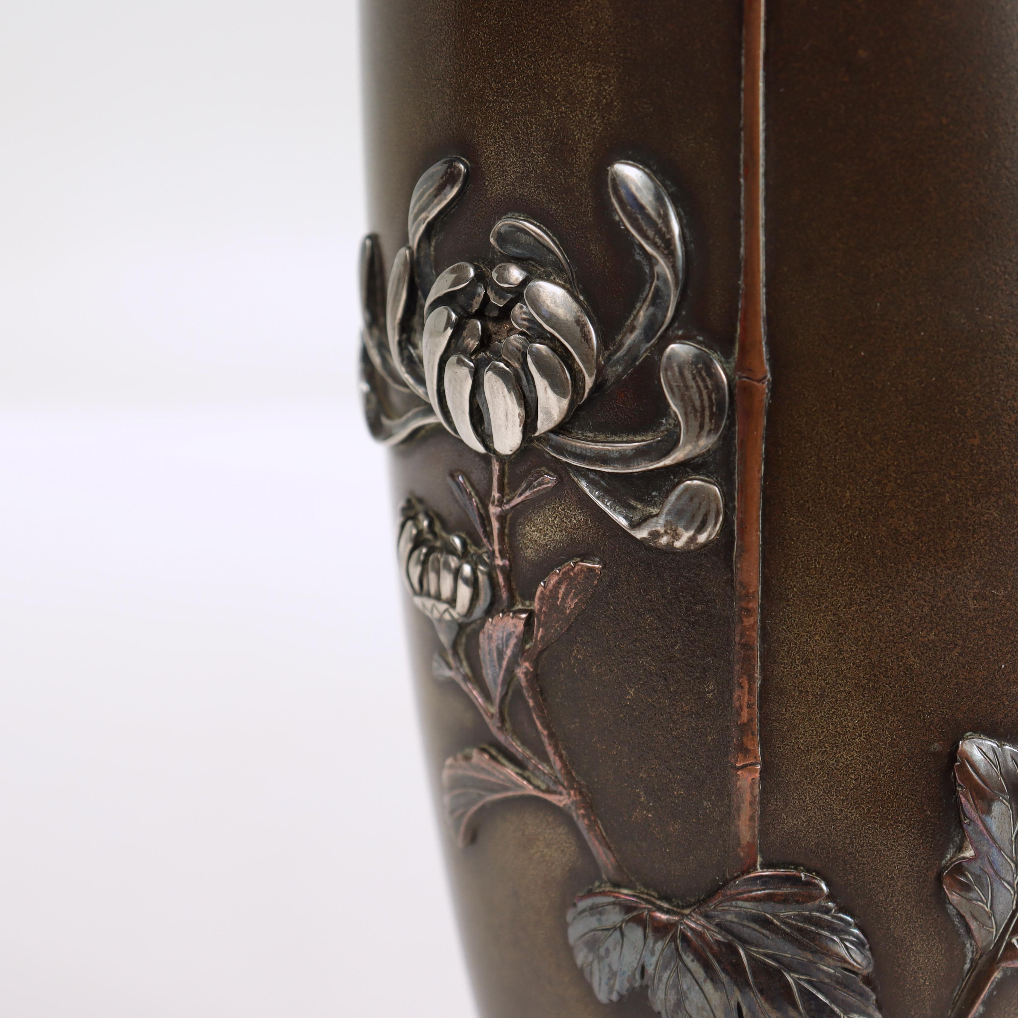 20ième siècle Vase Butterbur japonais ancien en bronze et métaux mélangés signé Atsuyoshi / Inoue en vente