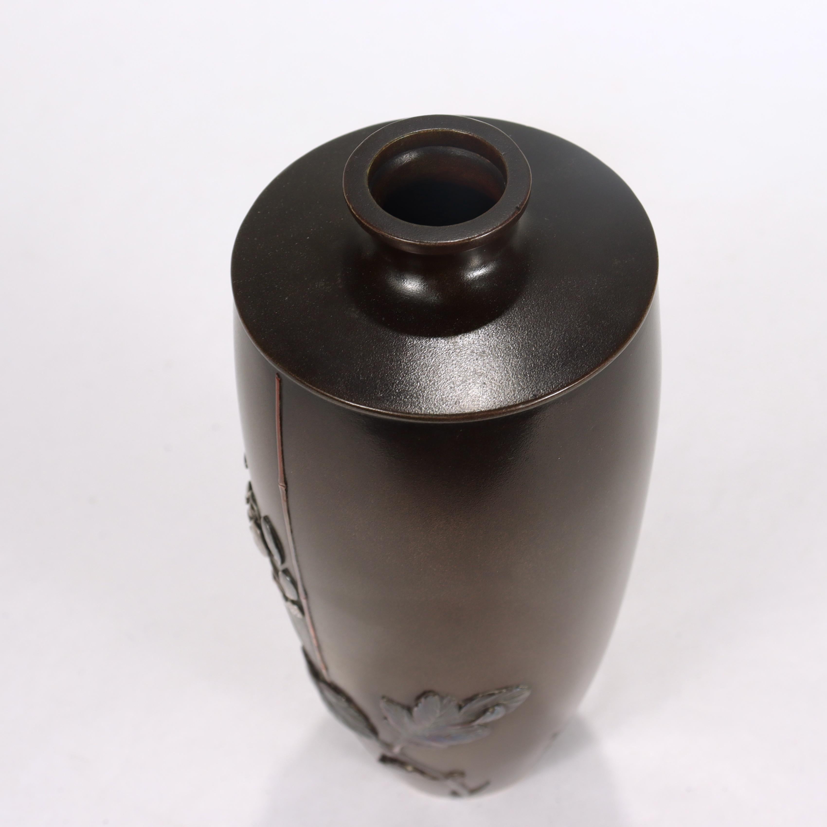Vase Butterbur japonais ancien en bronze et métaux mélangés signé Atsuyoshi / Inoue en vente 1