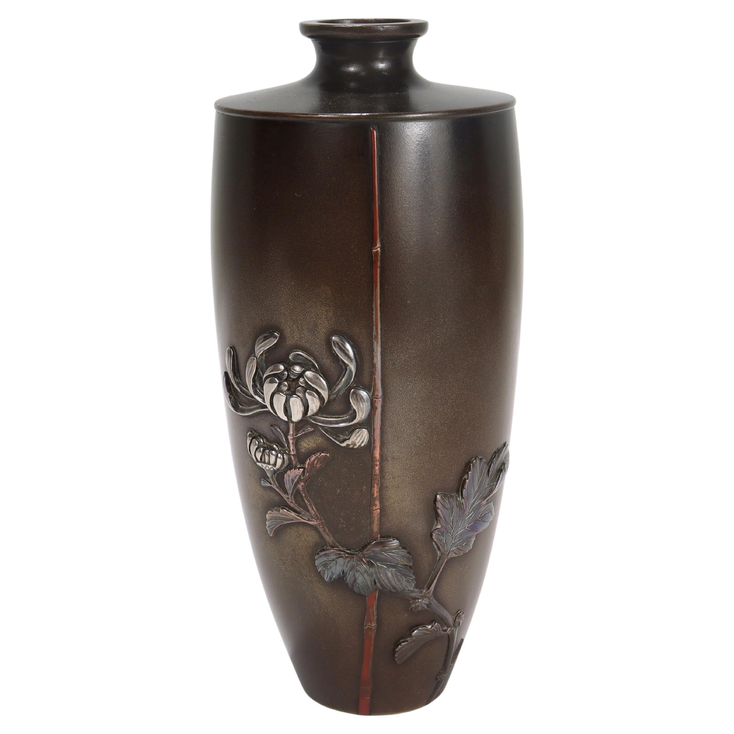 Vase Butterbur japonais ancien en bronze et métaux mélangés signé Atsuyoshi / Inoue