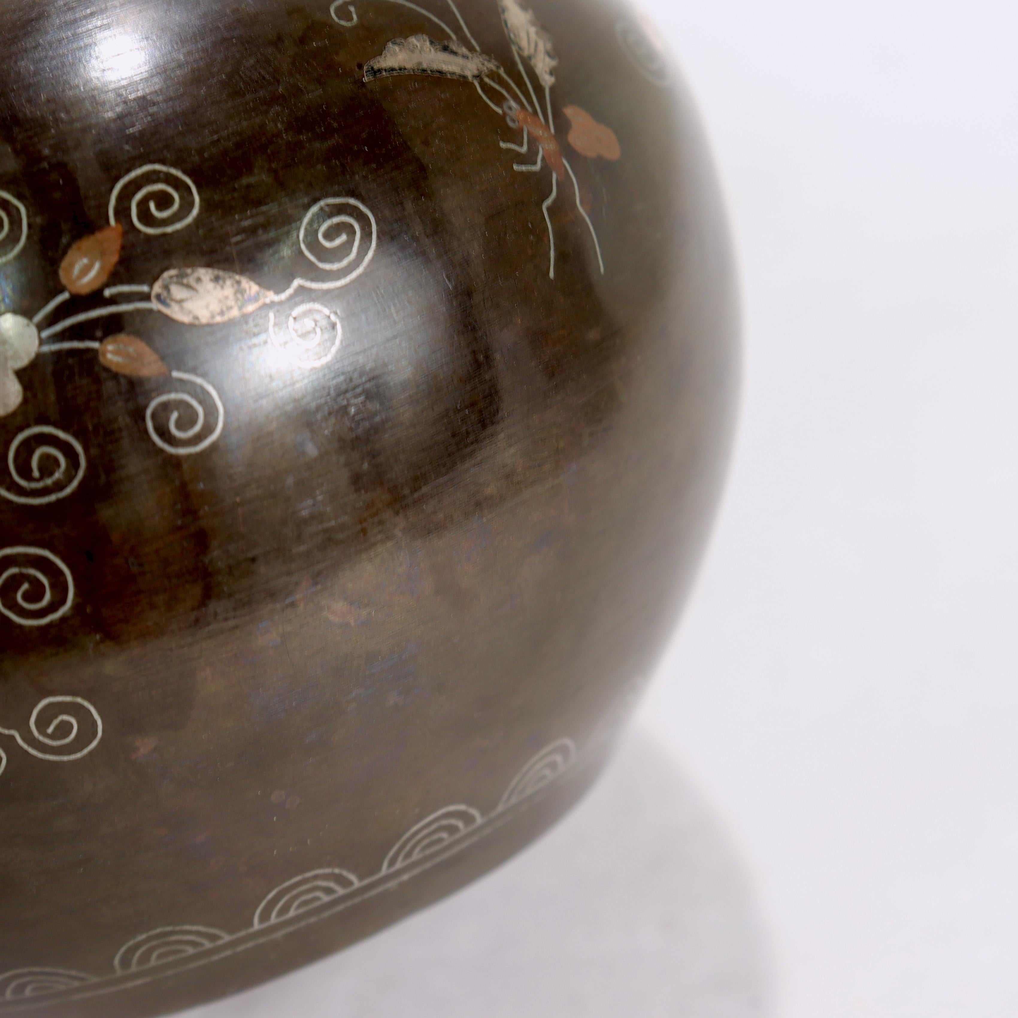 Vase japonais ancien signé en forme de double gourde en bronze de la période Meiji en alliage  en vente 7