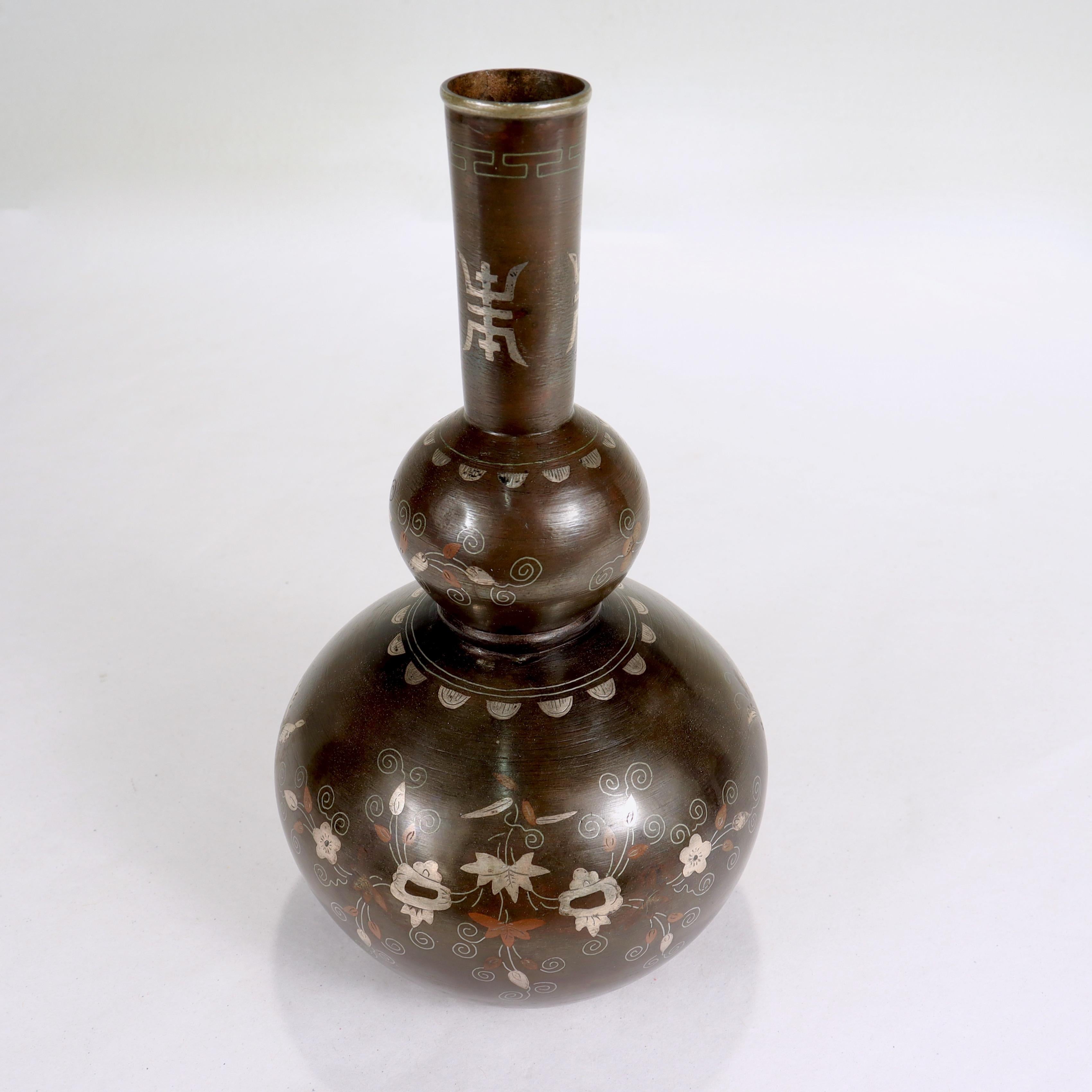 20ième siècle Vase japonais ancien signé en forme de double gourde en bronze de la période Meiji en alliage  en vente