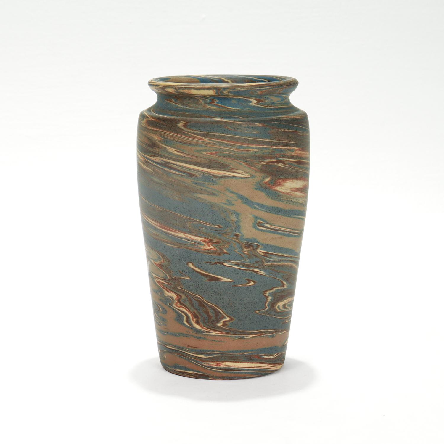 Eine schöne amerikanische Arts & Crafts-Keramik-Vase.

Von der Niloak Pottery Company aus Benton, Arkansas.

In ihrer marmorierten Mission Ware Linie.

Auf dem Sockel ist die Marke NILOAK eingeprägt.

Einfach eine wunderbare Art Pottery