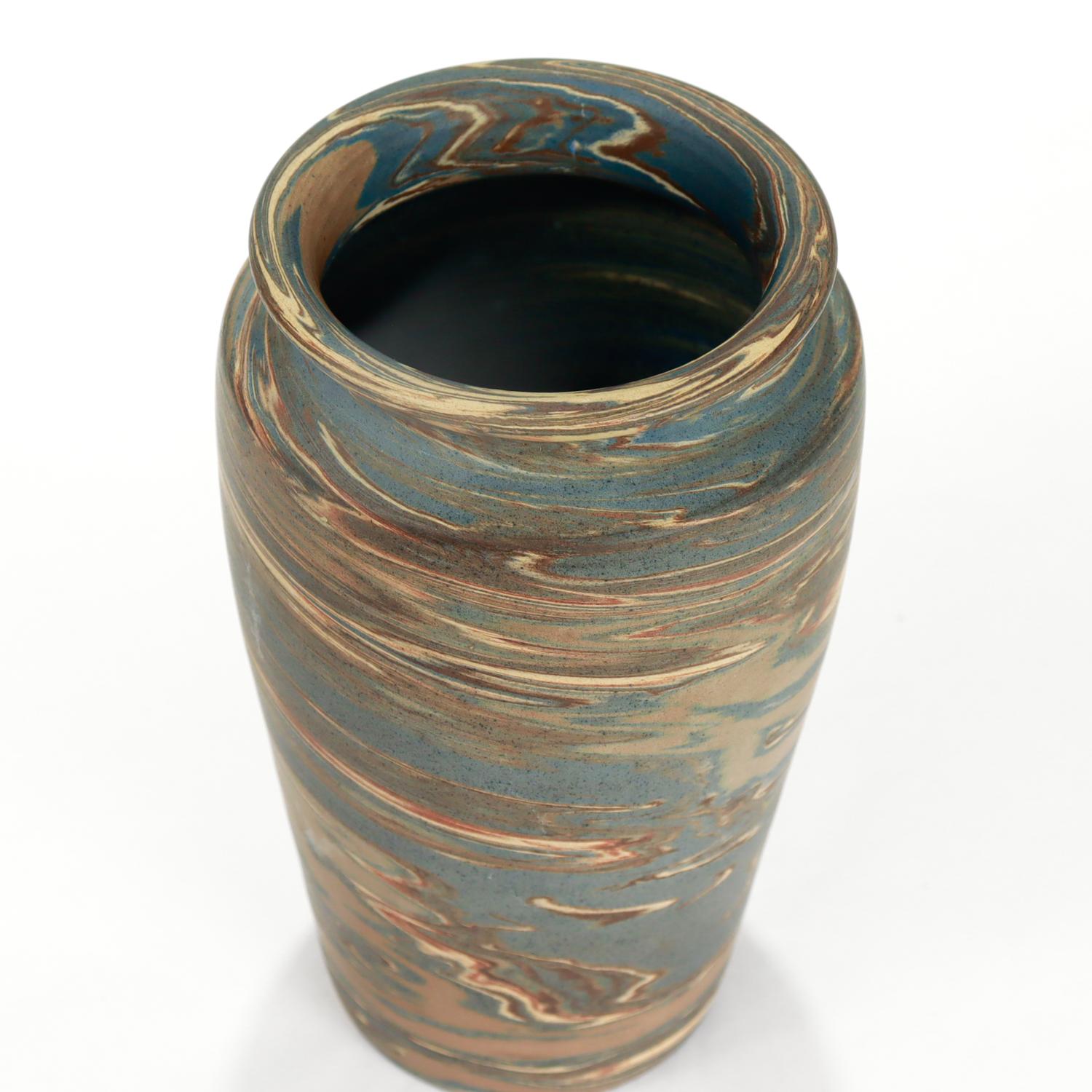 Antique Signed Niloak Marbleized Mission Swirl Ozark Pottery Vase In Good Condition For Sale In Philadelphia, PA